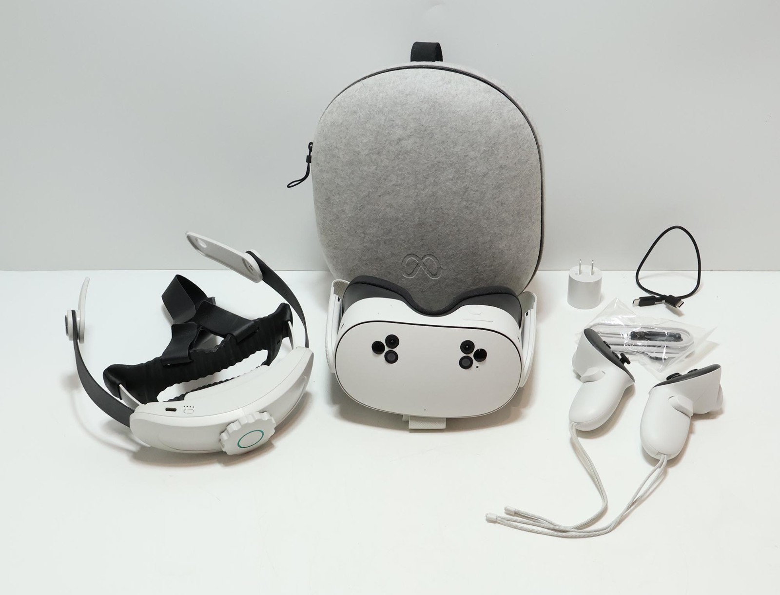 Meta Quest 3s Mixed Reality VR Headset 128GB Model P97 – White/Gray