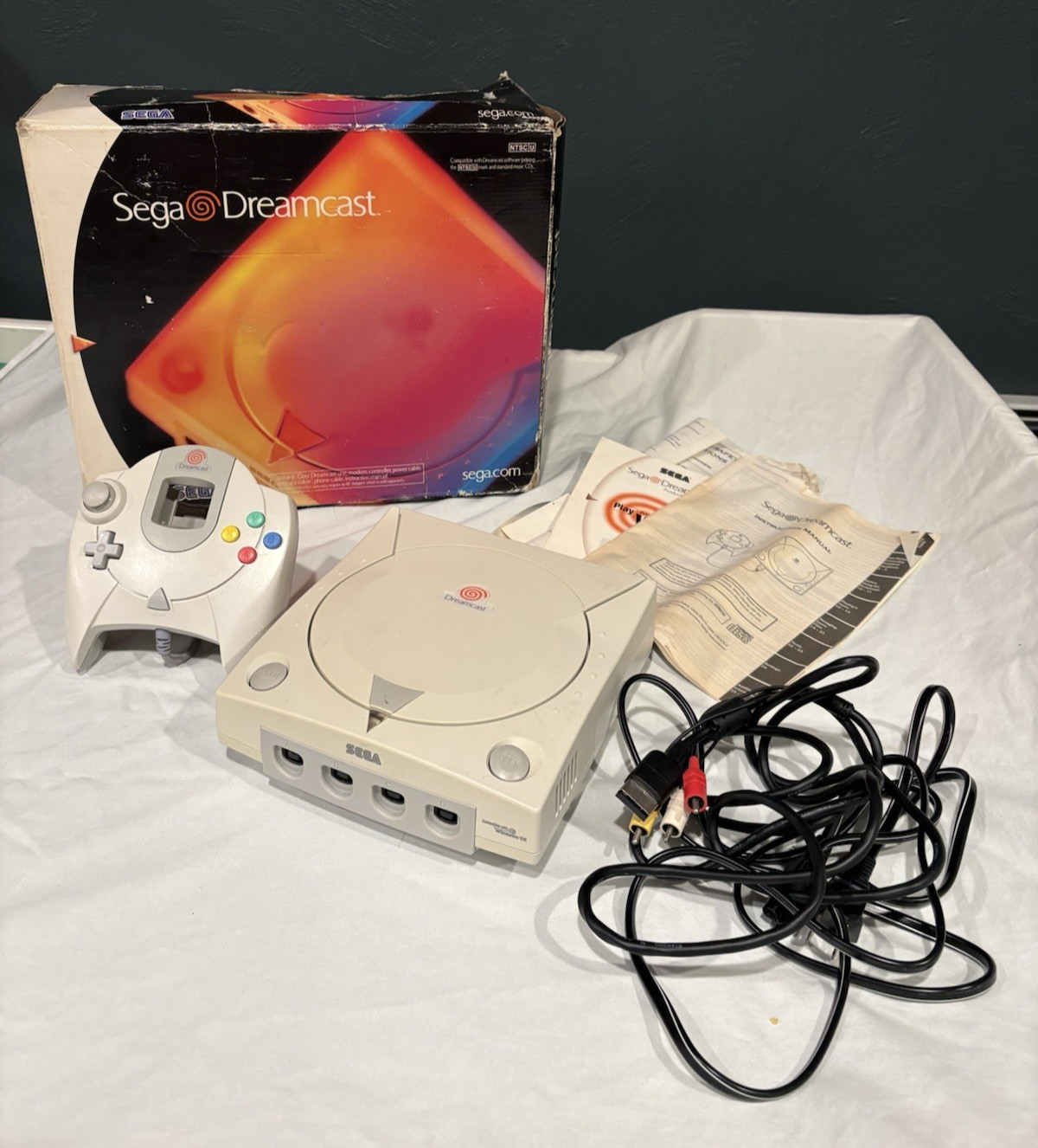 SEGA Dreamcast HKT-3020 Console White w/ Box, 1 Game, Manuals, Cords, Controller