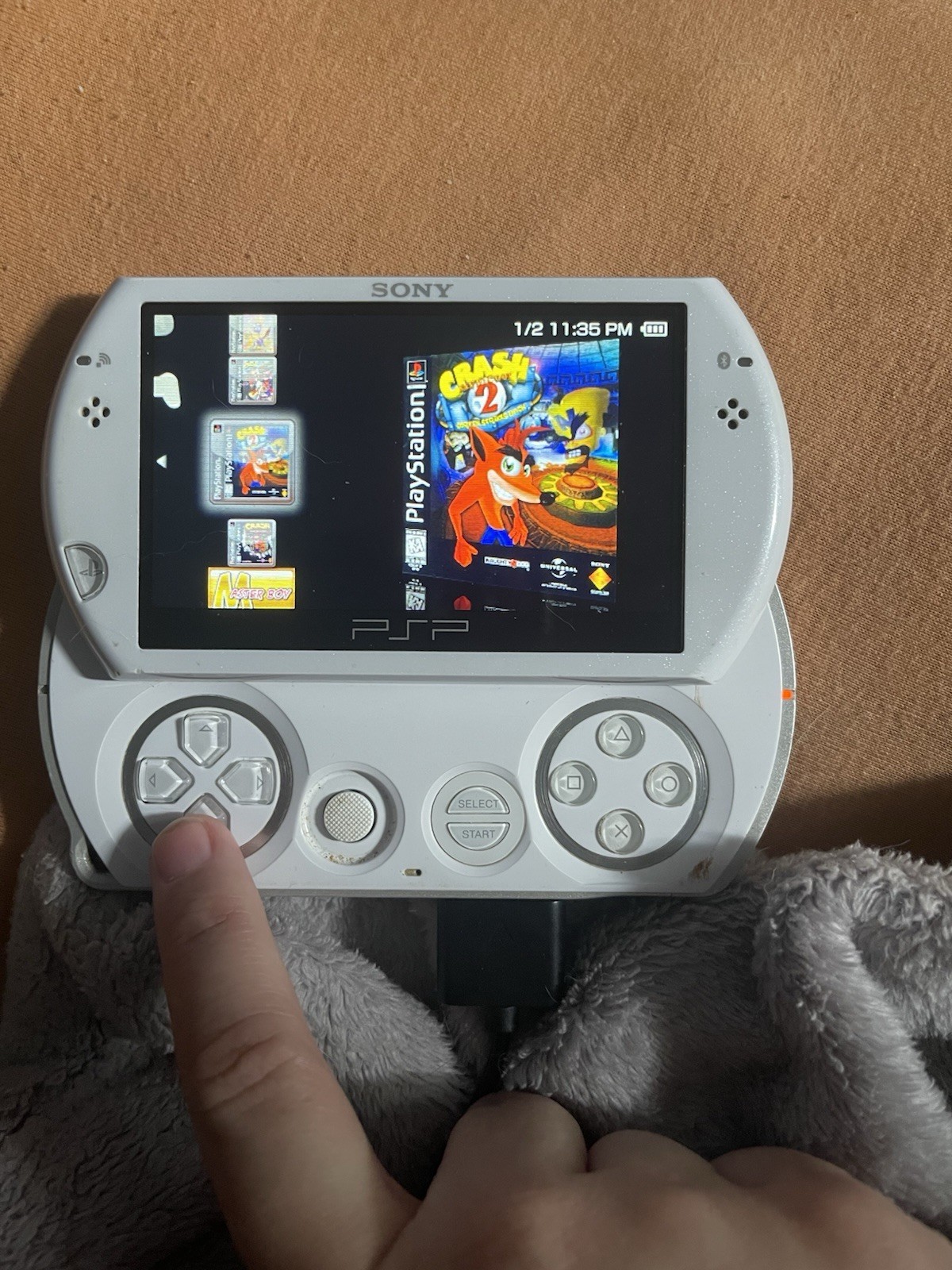 Sony PSP Go PSP-N1001 White 6870MB Wi-Fi Handheld Console *see description* SALE