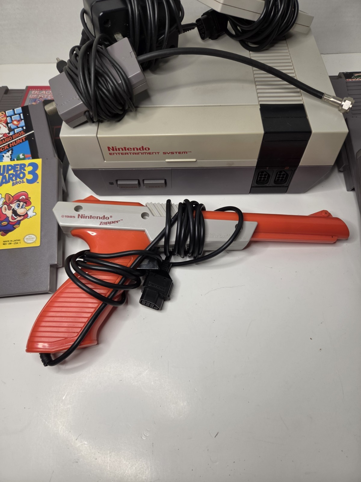 Nintendo NES Console NES-001 w/ 7 Games, Original Wires, Controller & Zapper