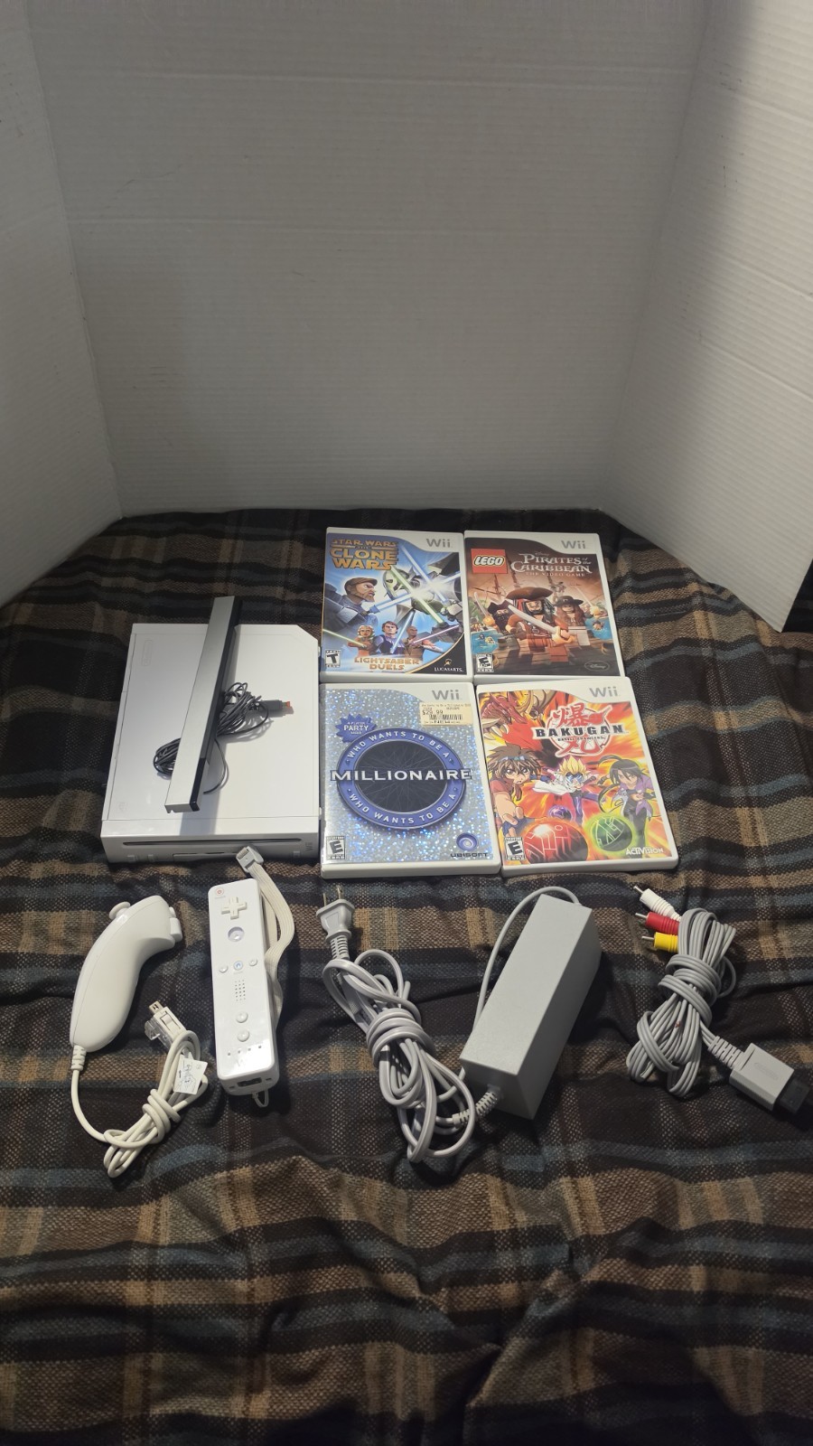 Nintendo Wii RVL-001 512 MB Home Console – White Bundle with 4 Games