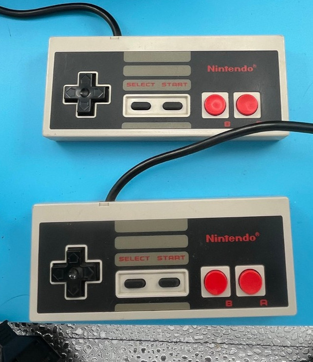 Nintendo NES Action Set (Blue Box), Mario/Duck Hunt, Cords, Controlers, Zapper