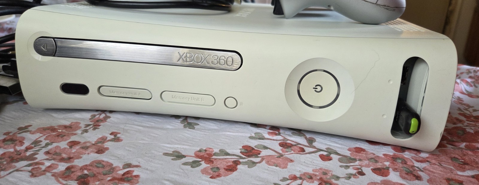 Microsoft Xbox 360 Wires 3 Wireless Controllers 1 Battery Pack. Good Condition