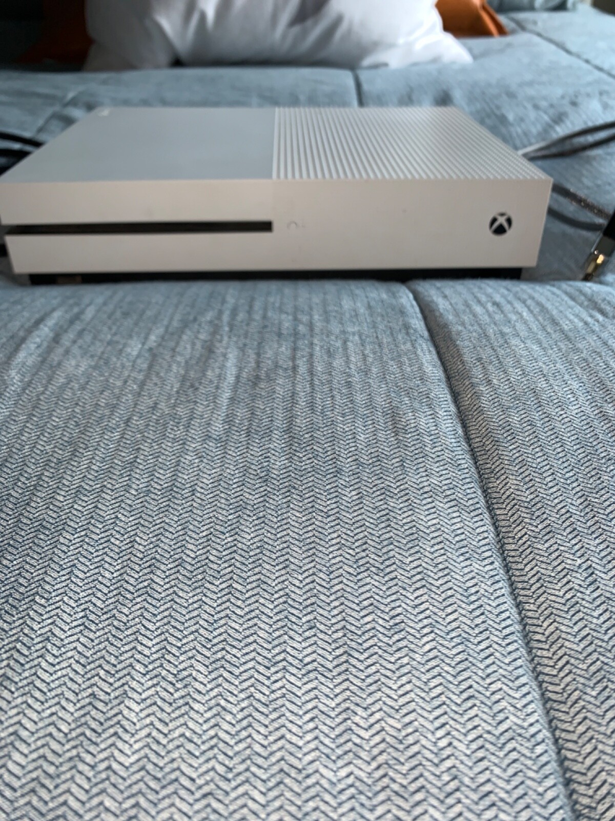 Xbox 1 S White with one button not working and cords with it