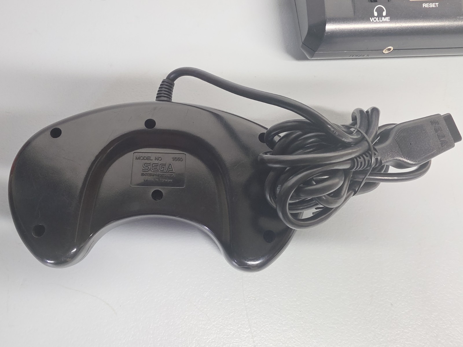 Sega Genesis System Model 1601 16 Bit Console Bundle – Works w/ Wireless Gamepad