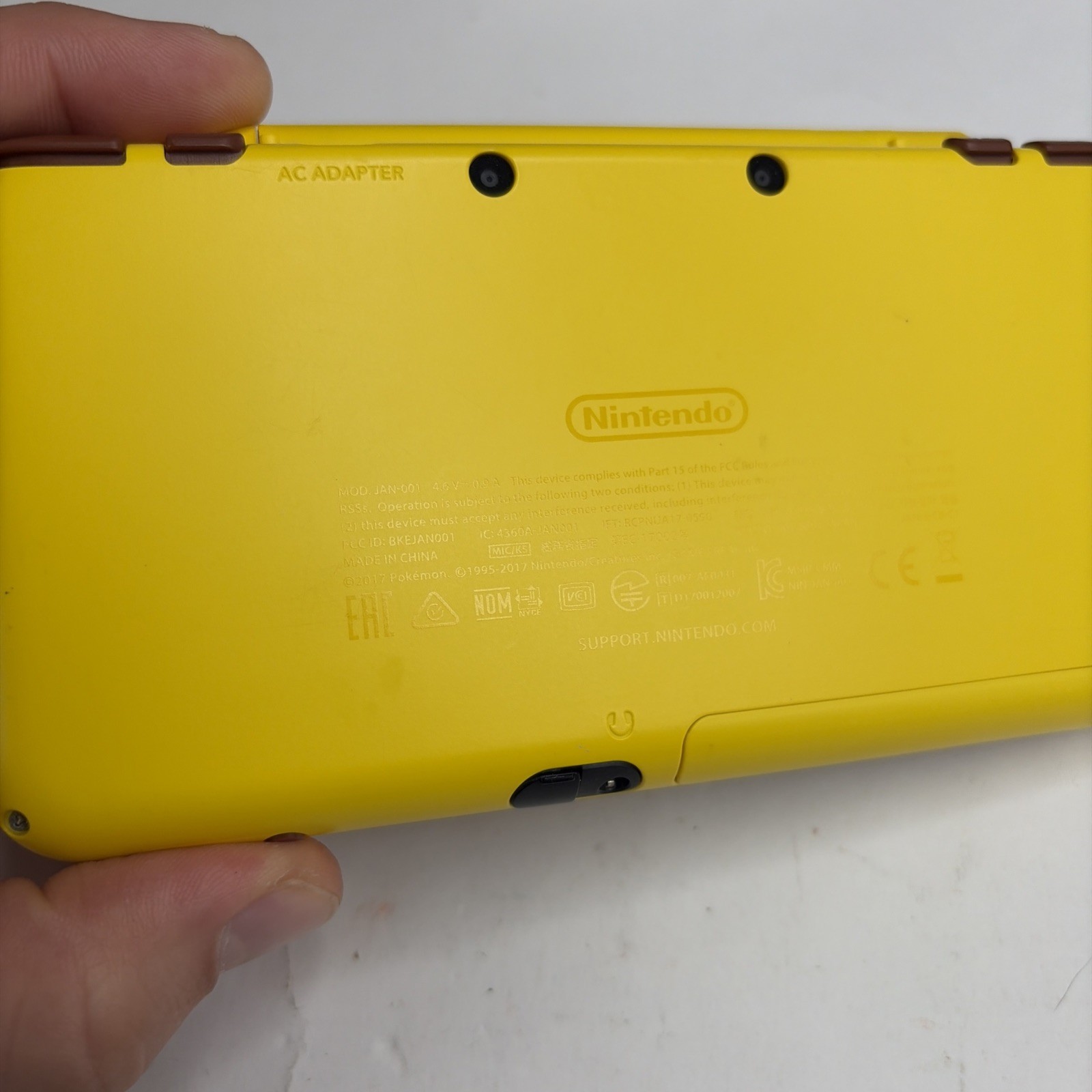 Nice! Nintendo New 2DS XL Pikachu Edition US Model W Charger Stylus