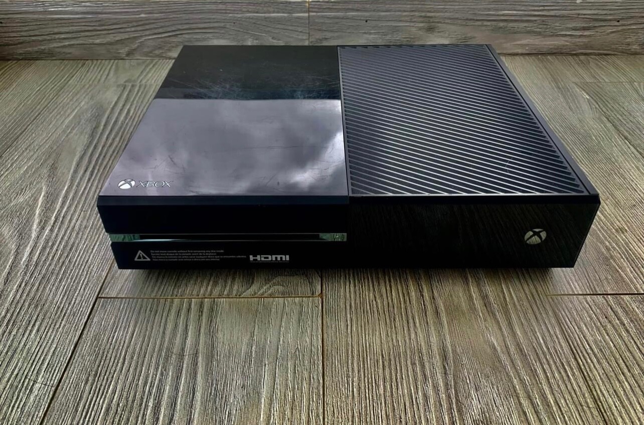Used Xbox One Microsoft black with controller 