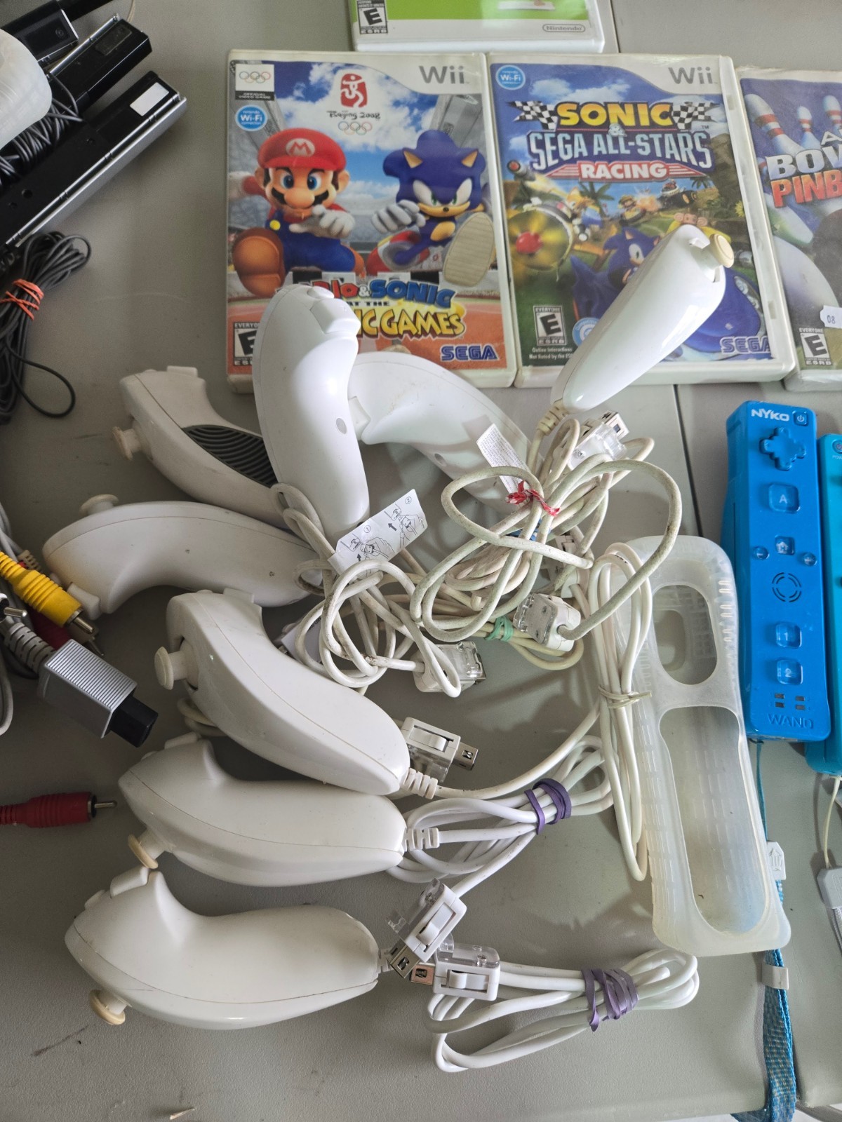 Nintendo Wii 3 Consoles Remotes w/ 10 Games Controllers Mario Sonic HUGE LOT