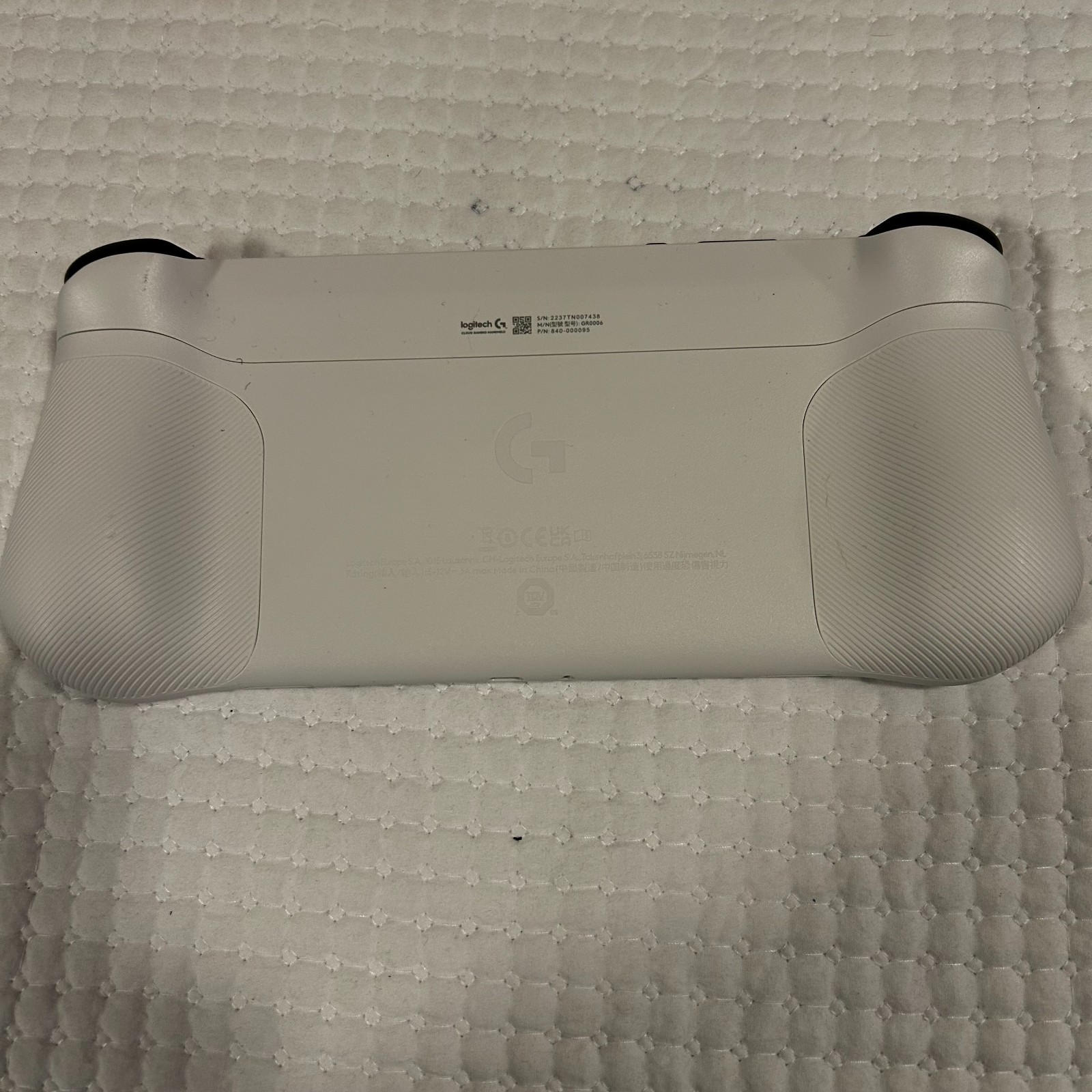 Logitech G CLOUD 64GB Handheld Console – White w/Case