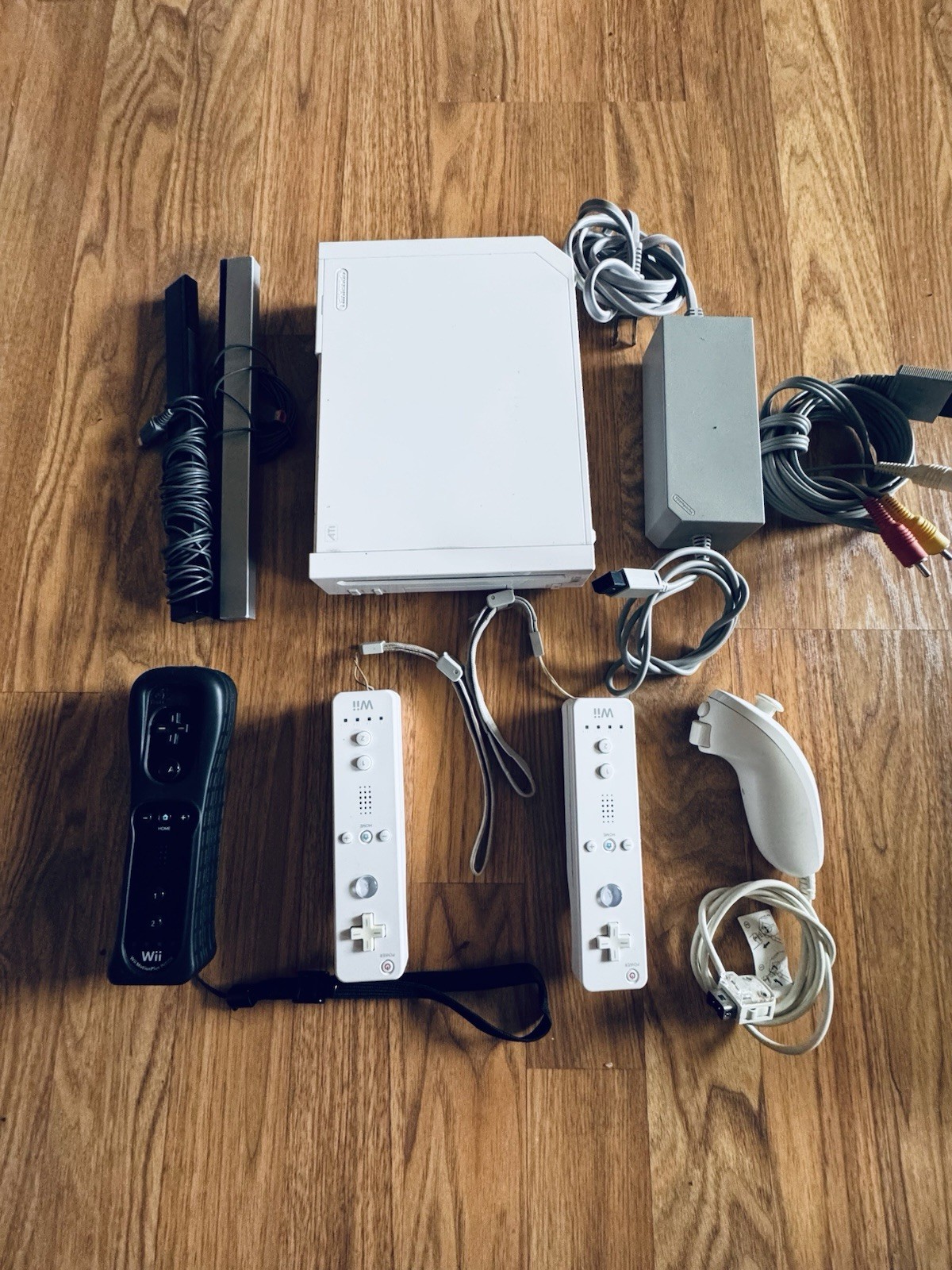 Nintendo Wii Console White RVL-001(USA) NTSC-U/C 480p w/ 2 Remotes Nunchuk