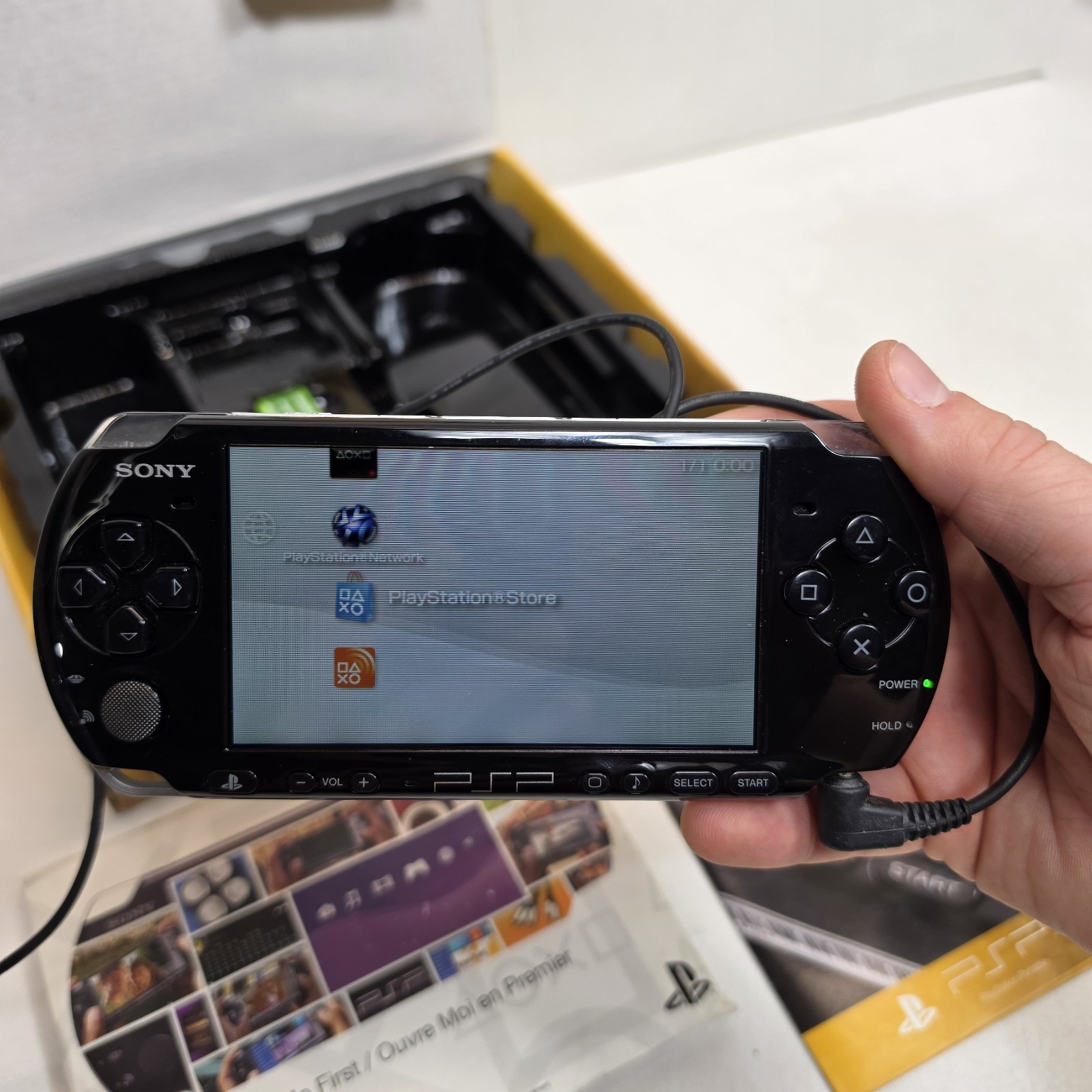 Piano Black Sony PSP 3000 System with Charger + 1gb Memory Card, Tested