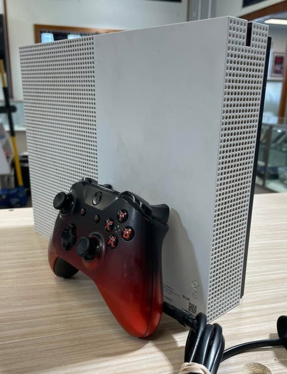Xbox One S 512GB Console 1681 White w/controller, power cable, HDMI – Tested