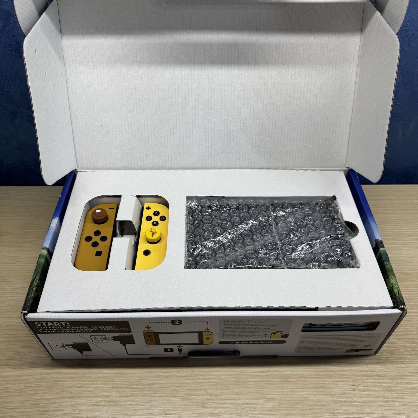 Nintendo Switch – Pokemon Let’s Go Pikachu Limited Edition + Pokeball Plus