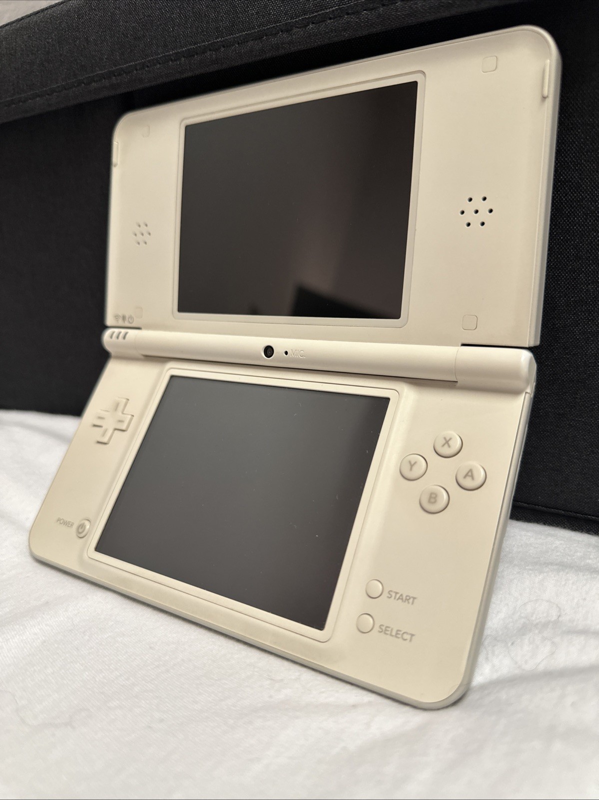 Nintendo DSi LL/XL – Natural White