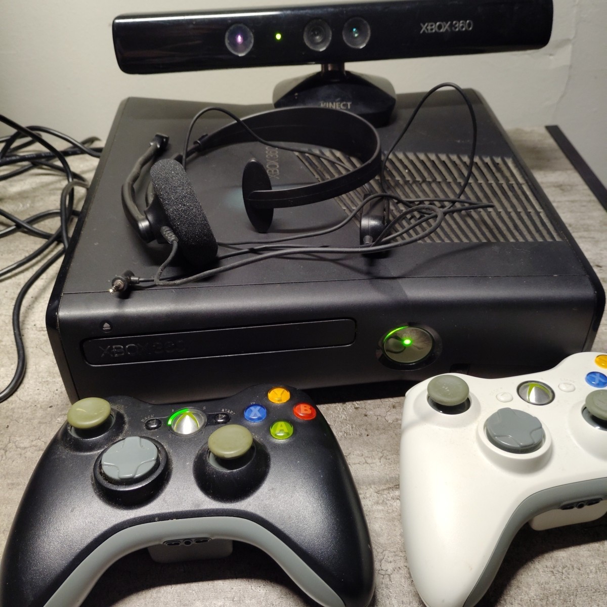 Microsoft Xbox 360 Slim HDD Black Console (NTSC) 2 Controllers And KINECT