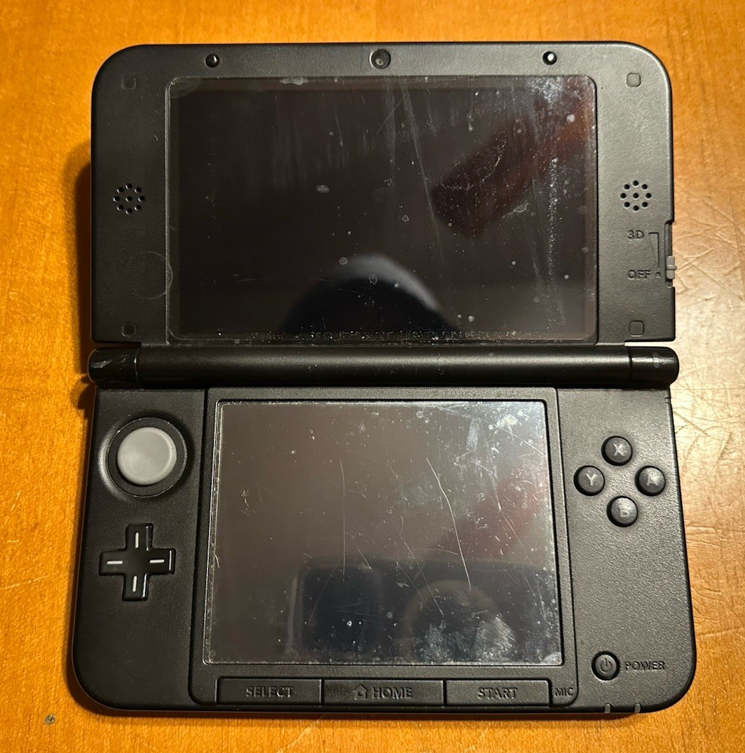 Nintendo 3DS XL Console+ Carrying Case – Game Not Included -Tested – No Charger