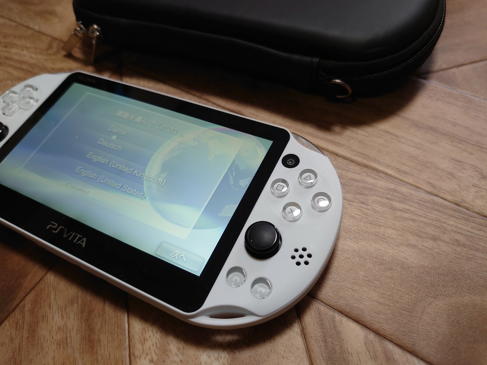 Playstation PS Vita Wi-Fi model PCH-2000ZA22 Glacier White + Pouch