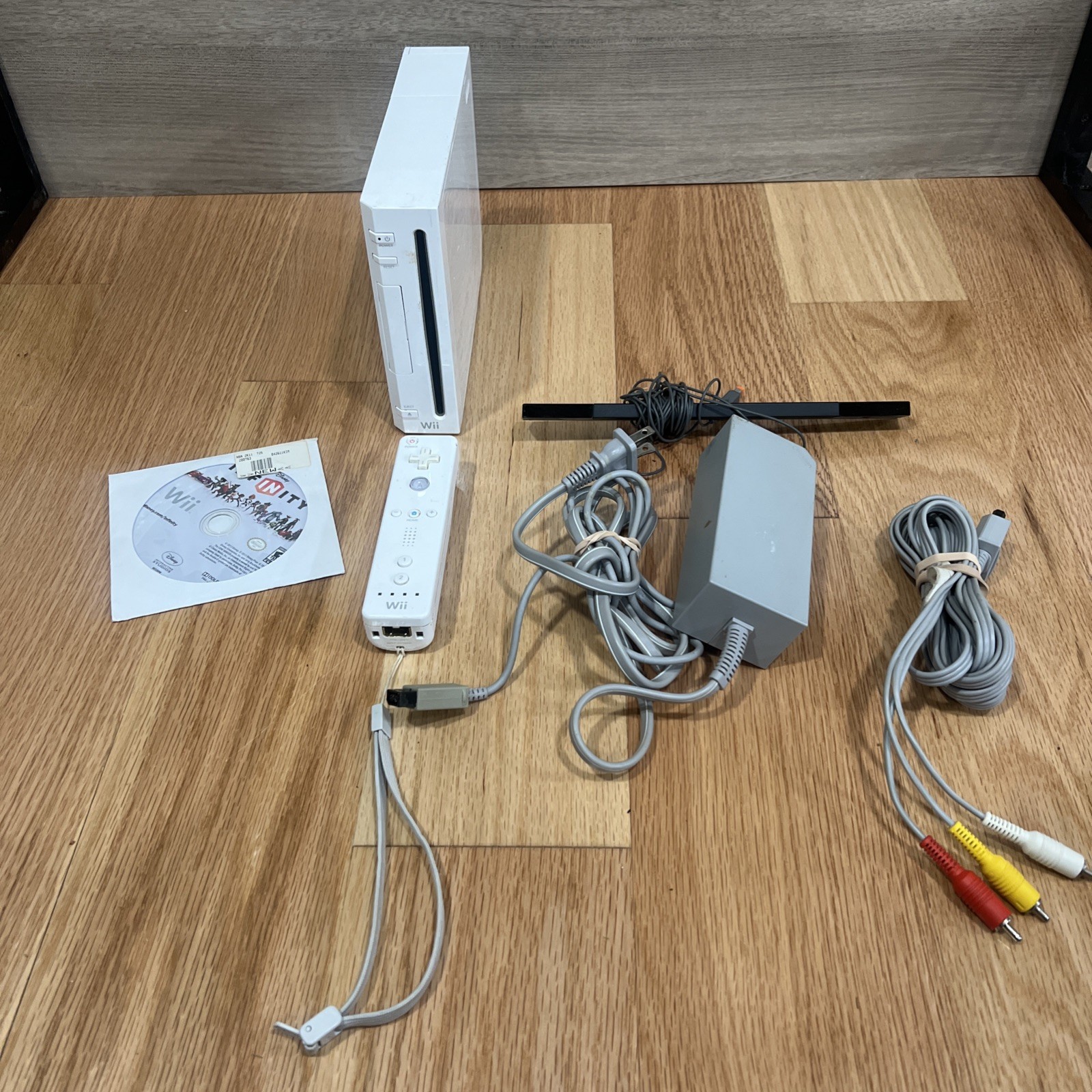 Nintendo Wii RVL-001 White Console NTSC-U/C w/ Remote Sensor Bar Power AV Game