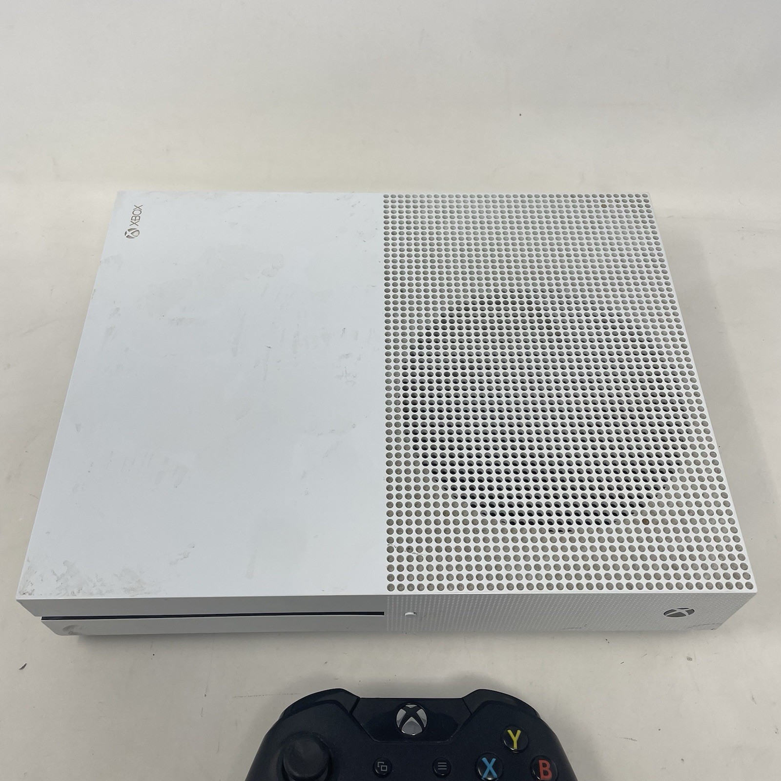 NO POWER – Xbox One S 500GB Model 1681 – FOR PARTS OR REPAIR With Controller