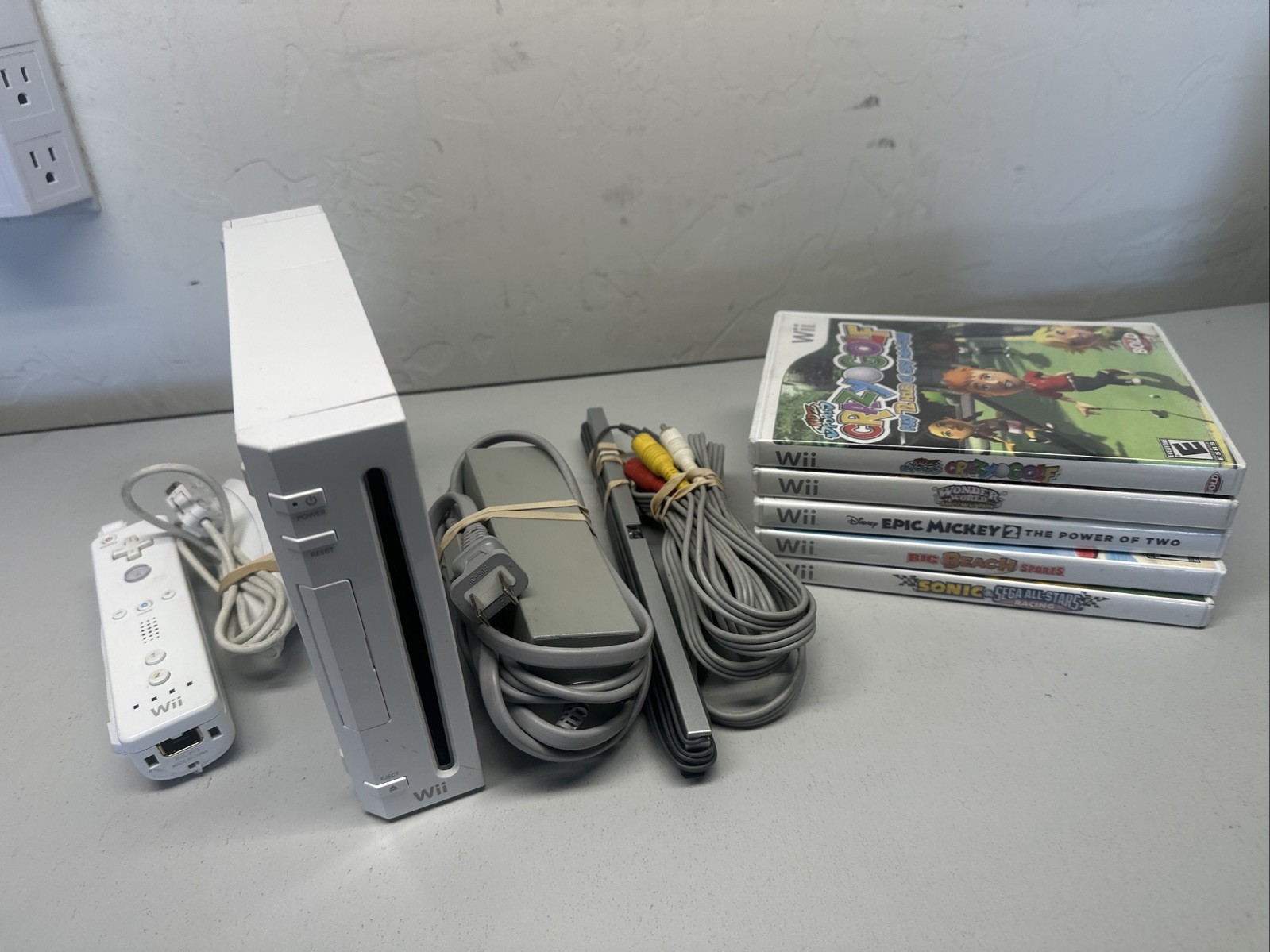 White Nintendo Wii Console System Bundle w/ Controller + 5 FREE GAMES Tested