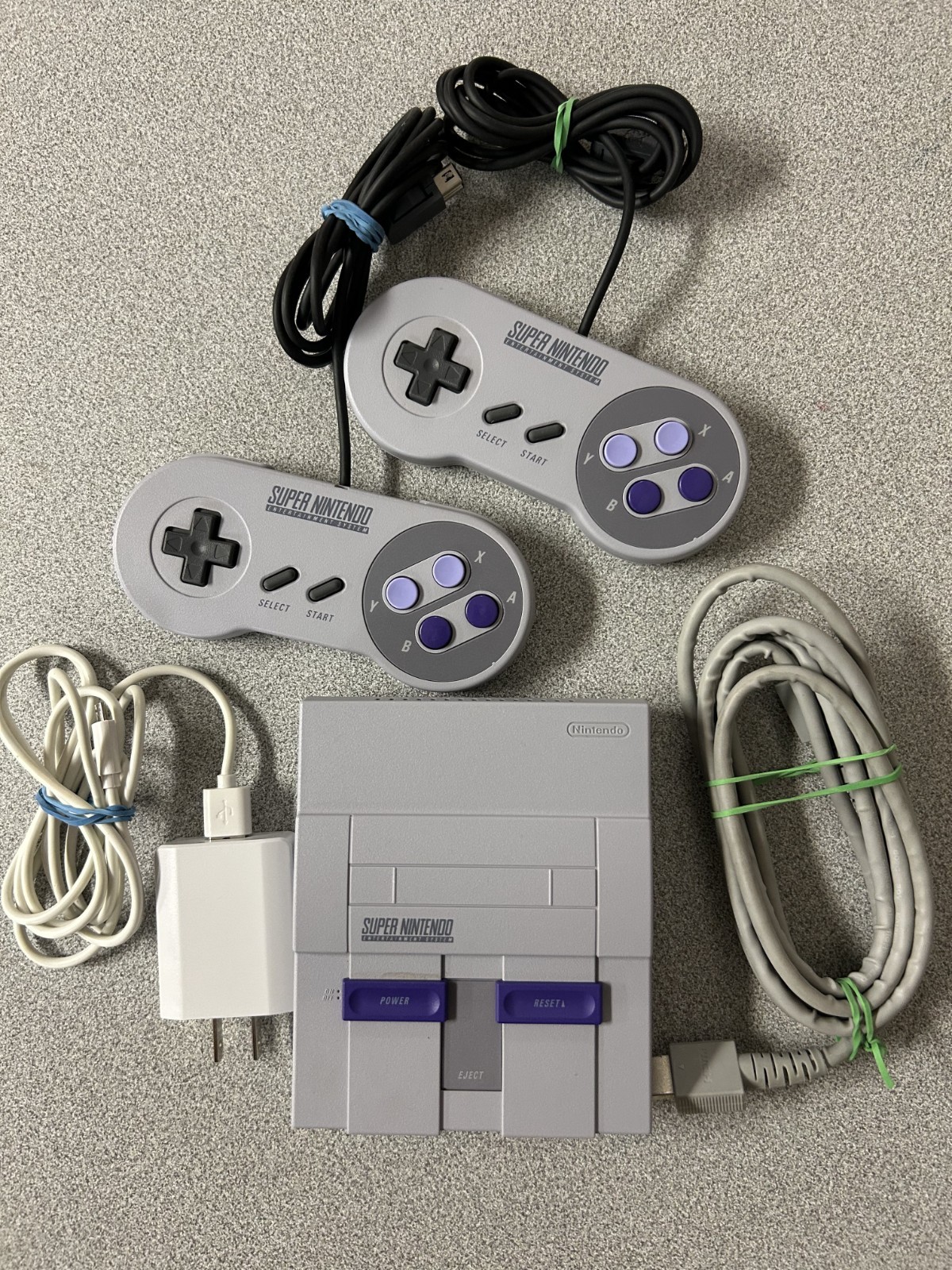 Nintendo SUPER NES MINI CLASSIC ED. CONSOLE w/23 installed games, 2 cont, cables