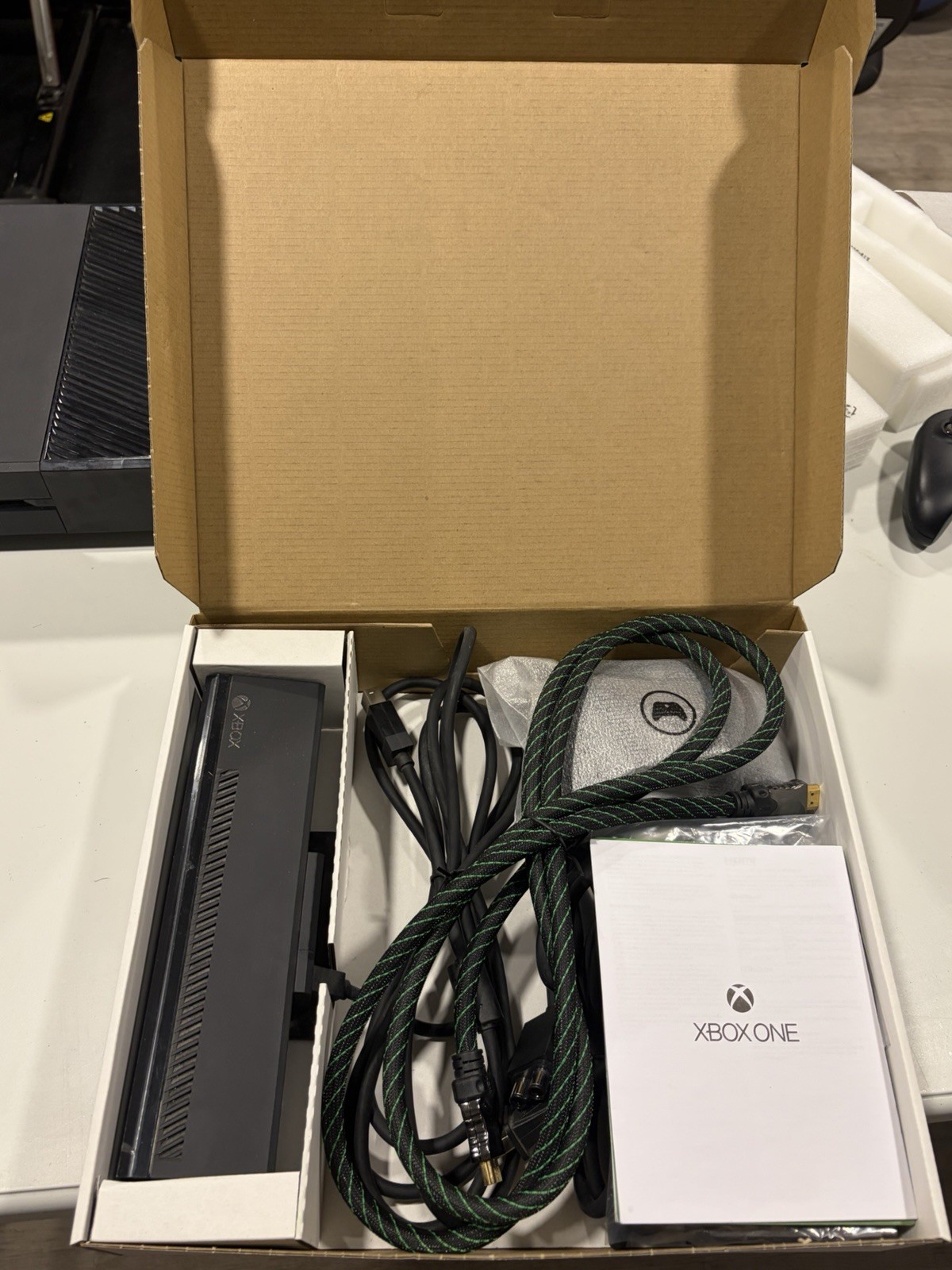 Microsoft Xbox One Console Bundle w/ Kinect, Controllers, Original Box & Inserts