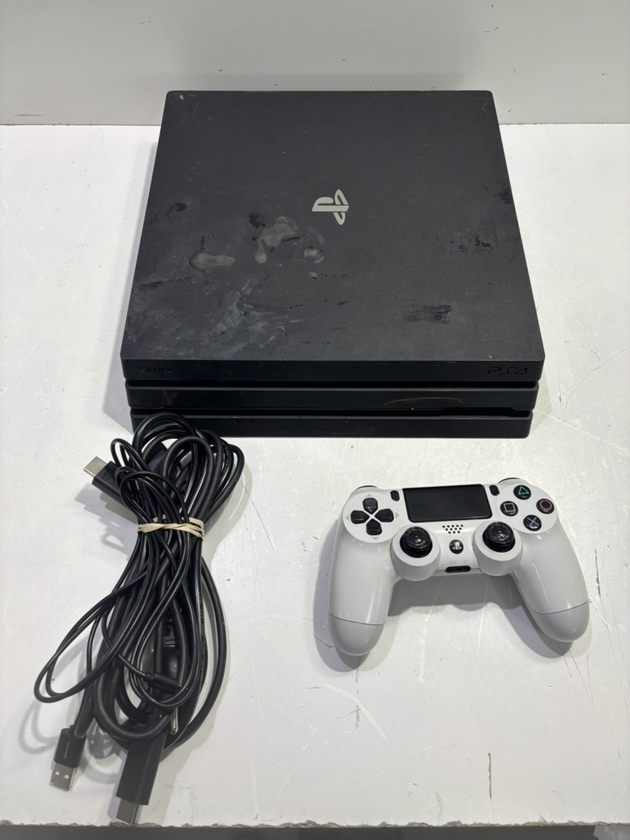 SONY PS4 – PRO – SYSTEM – CUH-7015B – 1TB.SURCACE BURN/DAMAGE (P11033391)