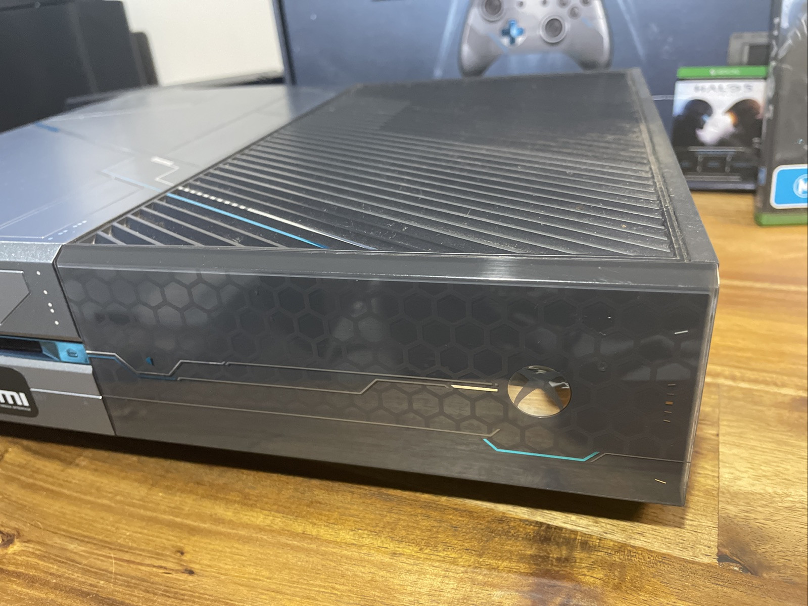 Microsoft Xbox One Halo 5: Guardians Limited Edition 1TB. Complete w/ Game