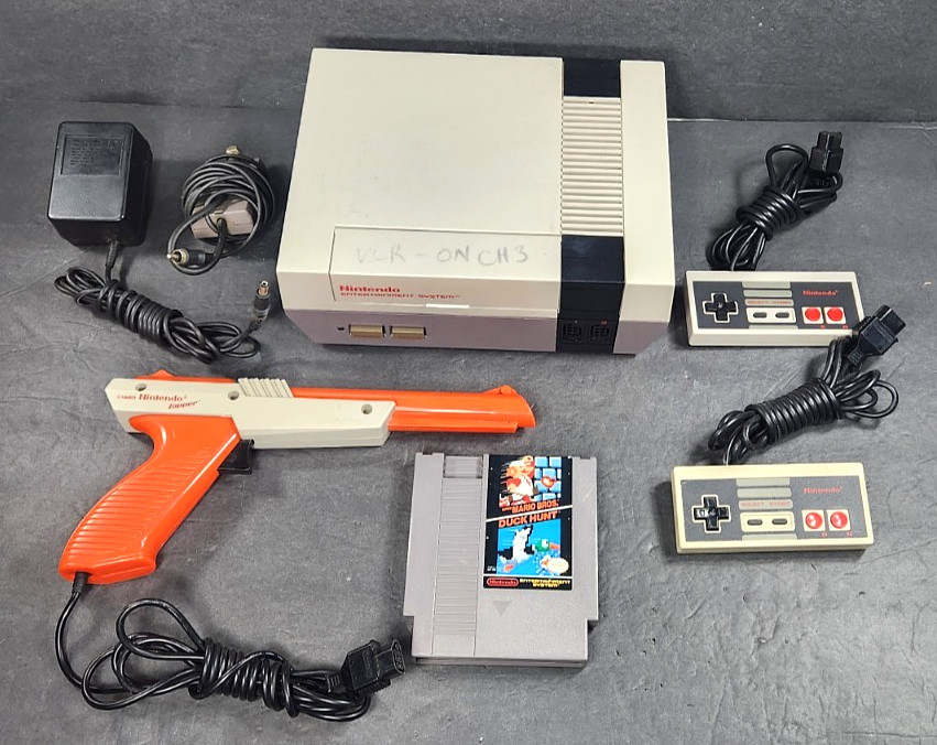 VINTAGE 1985 NINTENDO NES-001 CONTROL DECK BUNDLE MARIO GAME 2 CONTROLLERS GUN