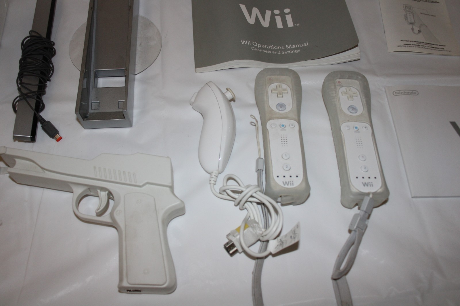 Wii Nintendo Console Bundle with 3 remotes, Gun and 4 Wii Games COMPLETED YSTEM
