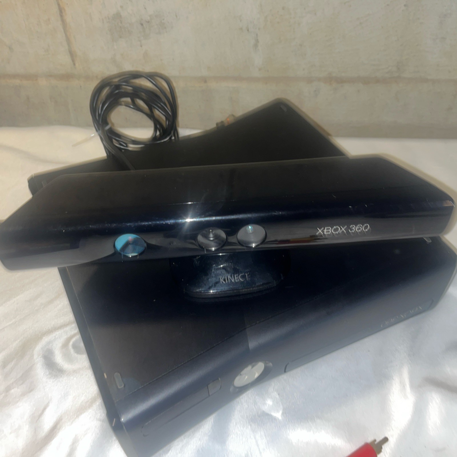 Xbox 360 Slim Console 1439 4GB Lot: Wired Controller Kinect Wires Game Tested