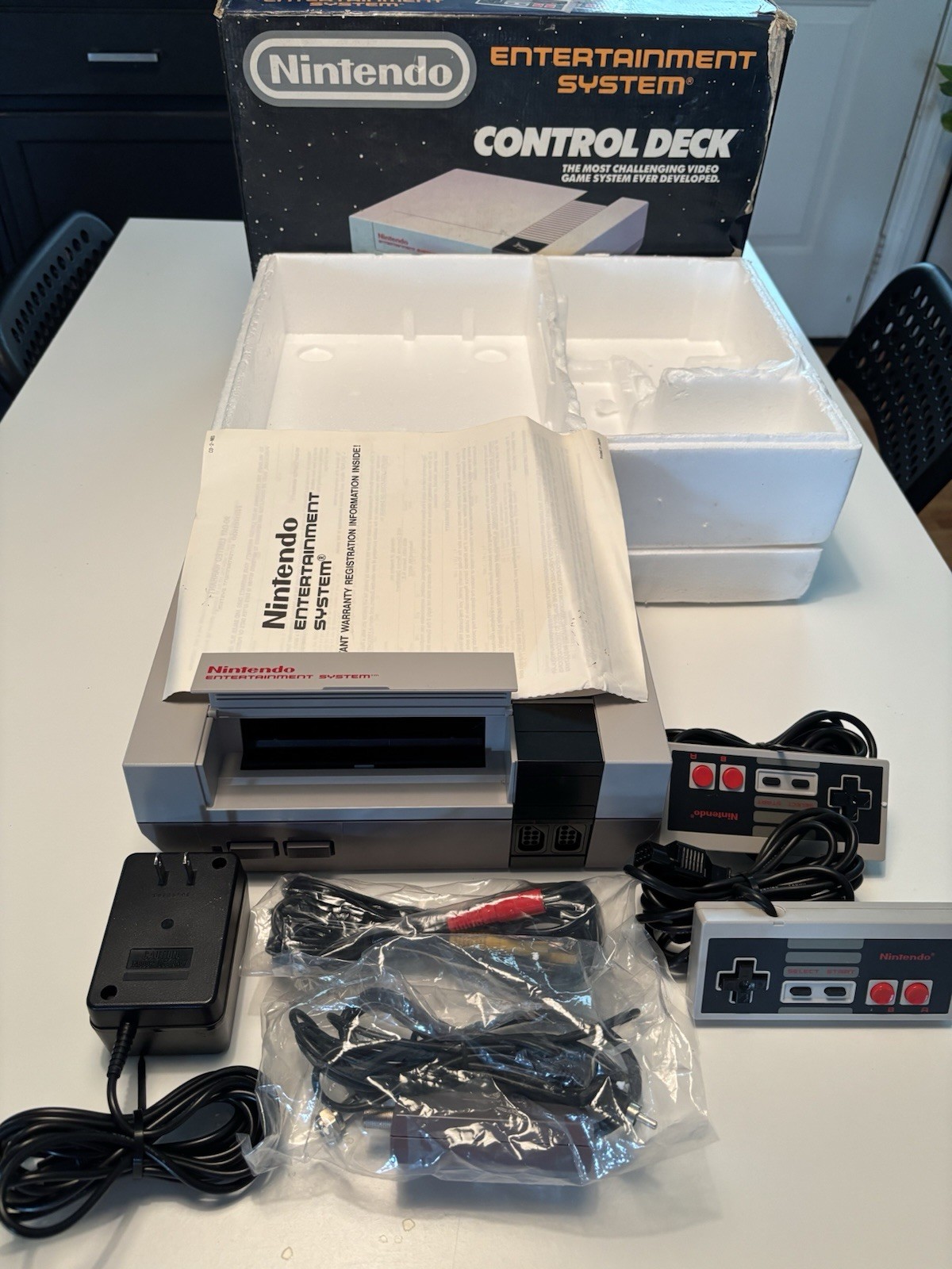Nintendo NES Control Deck Console NES-001 w/ Box, 2 Controllers, Power & Cables