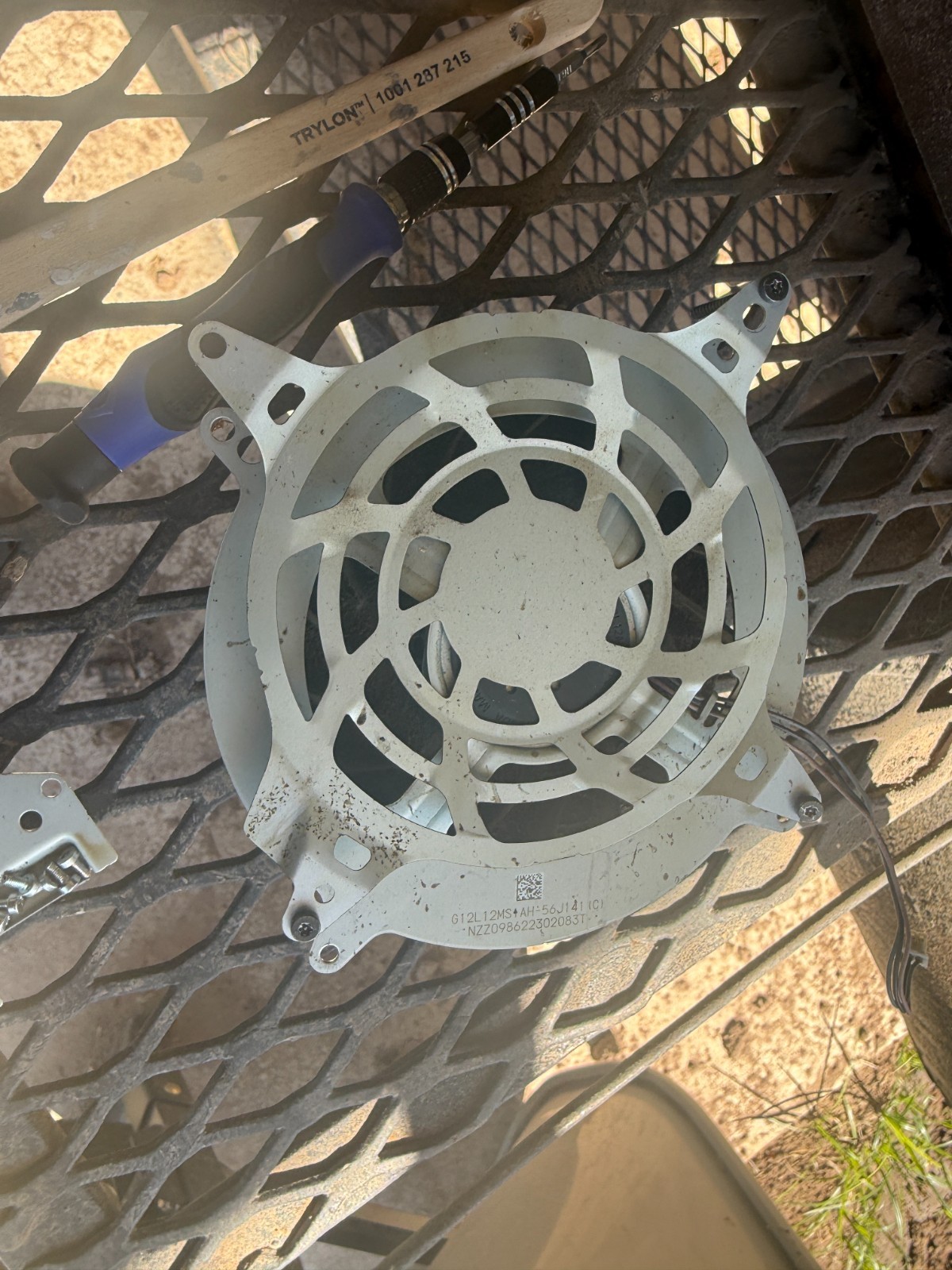 !!FOR PARTS ONLY!! White PS5 Digital, Non-Functional, Heavy Damage