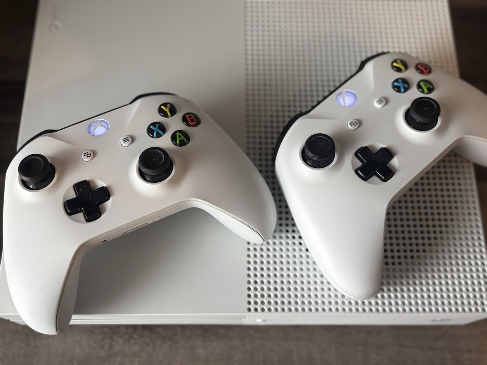Microsoft Xbox One S 500GB Console Bundle 2 OEM Controllers Turtle Beach Headset