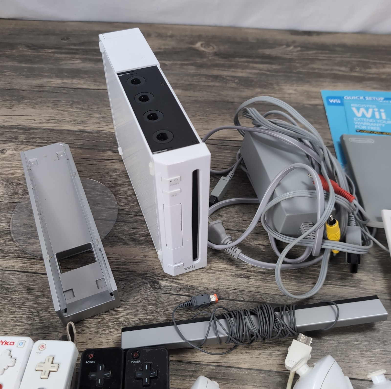 Nintendo Wii Console Bundle White RVL-001 USA Controllers And Manuals OEM Lot