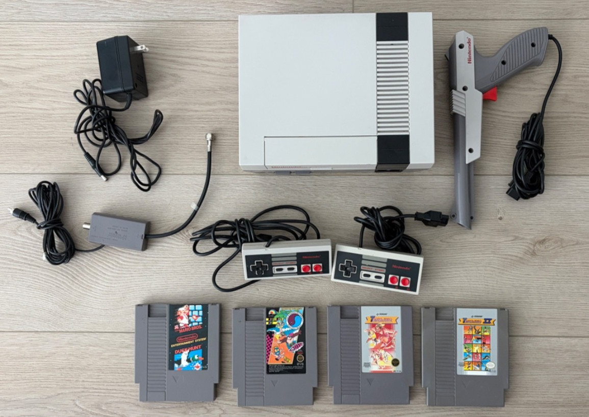 Nintendo NES Complete Console 2 Controls w/ Gun 4 Games Mario Track Field Tested