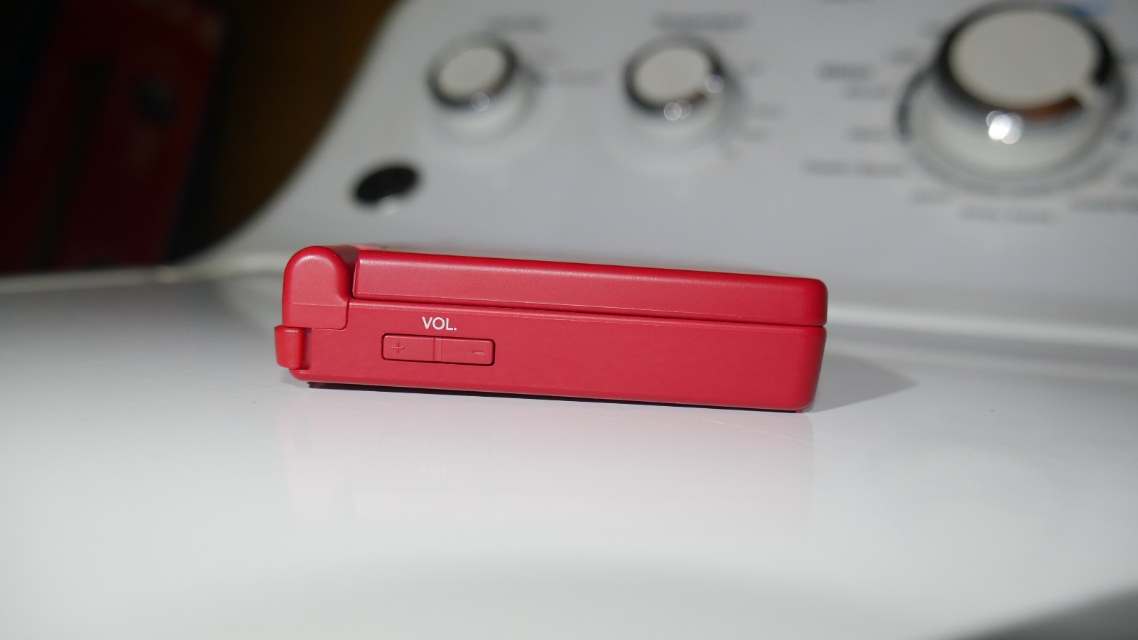 Nintendo DSi Console With Official Charger & Stylus (Very Good Condition / Red)