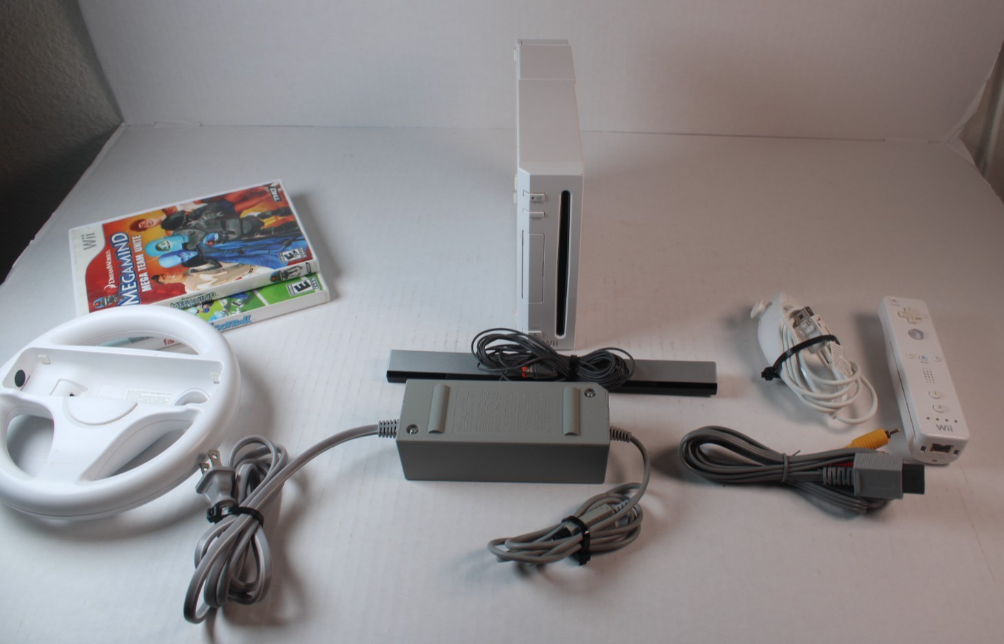 Nintendo Wii White Console RVL-001 W/ 1 OEM controller/chuk, Wheel, 2 games