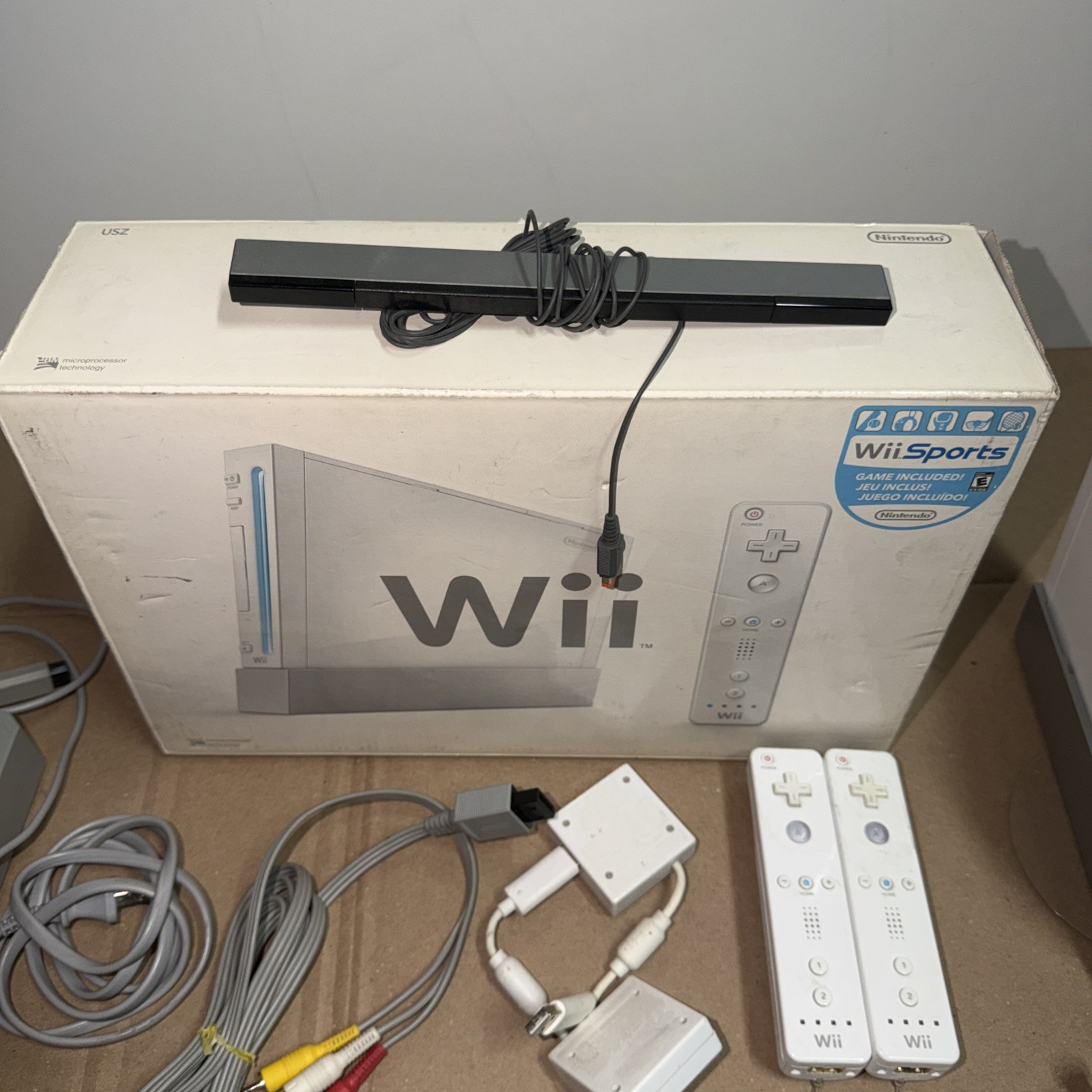 Nintendo Wii Console Bundle White RVL-001 W/Box
