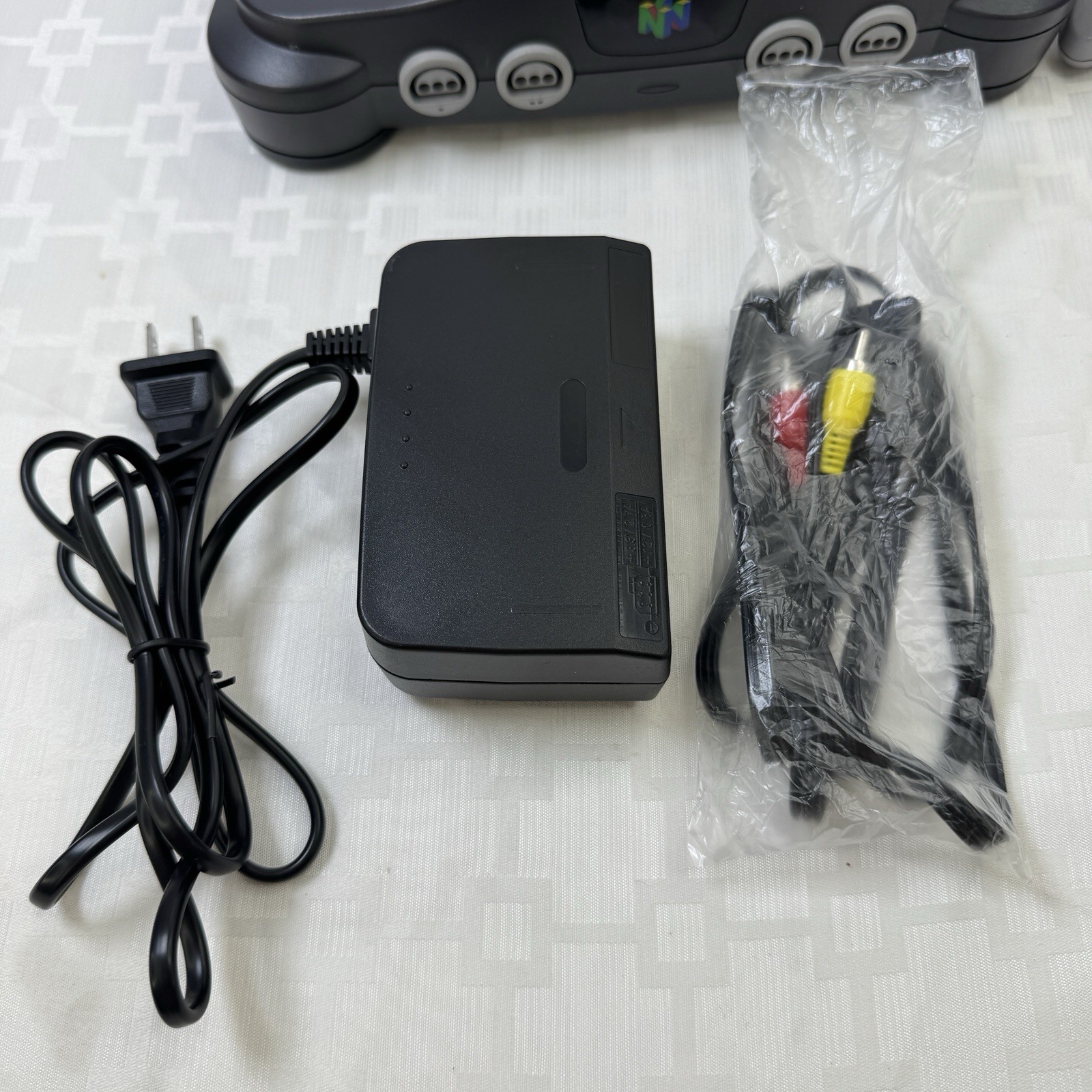 Nintendo 64 Console Bundle NUS-001 USA NS1 Serial # with Controller & Cables