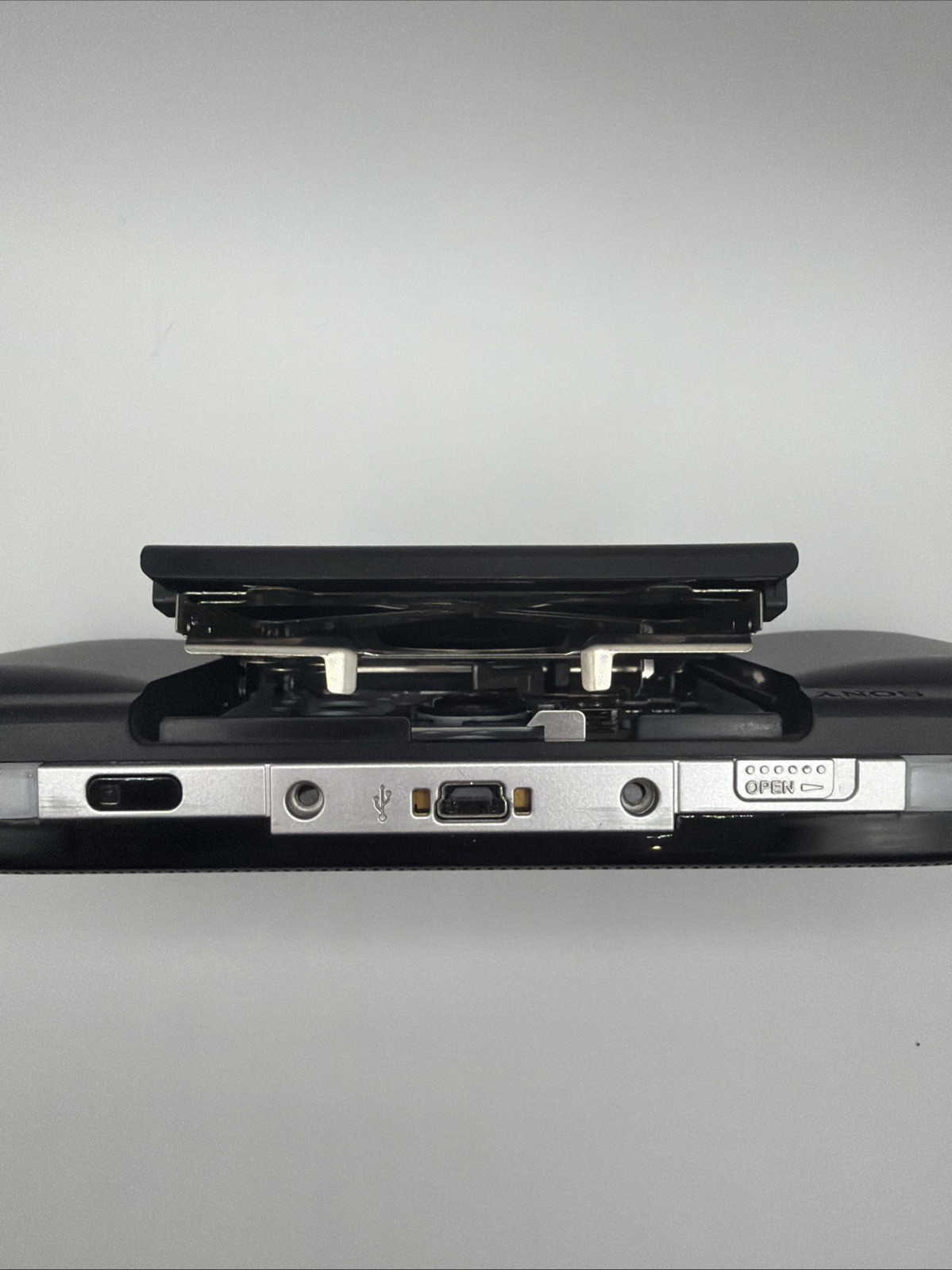 SONY PSP 1001 BLACK BUNDLE *TESTED* 2 OF THE 1GB STICK, 6 GAMES, + CARRY CASE