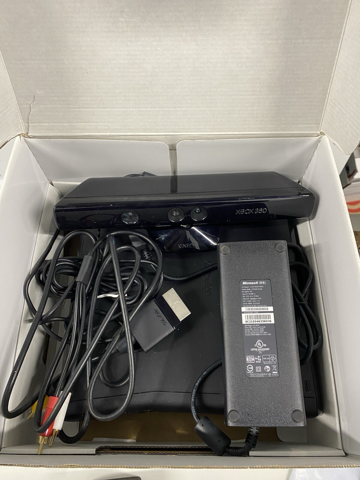 Xbox 360 4GB Console With Kinect Video Game System W / Box
