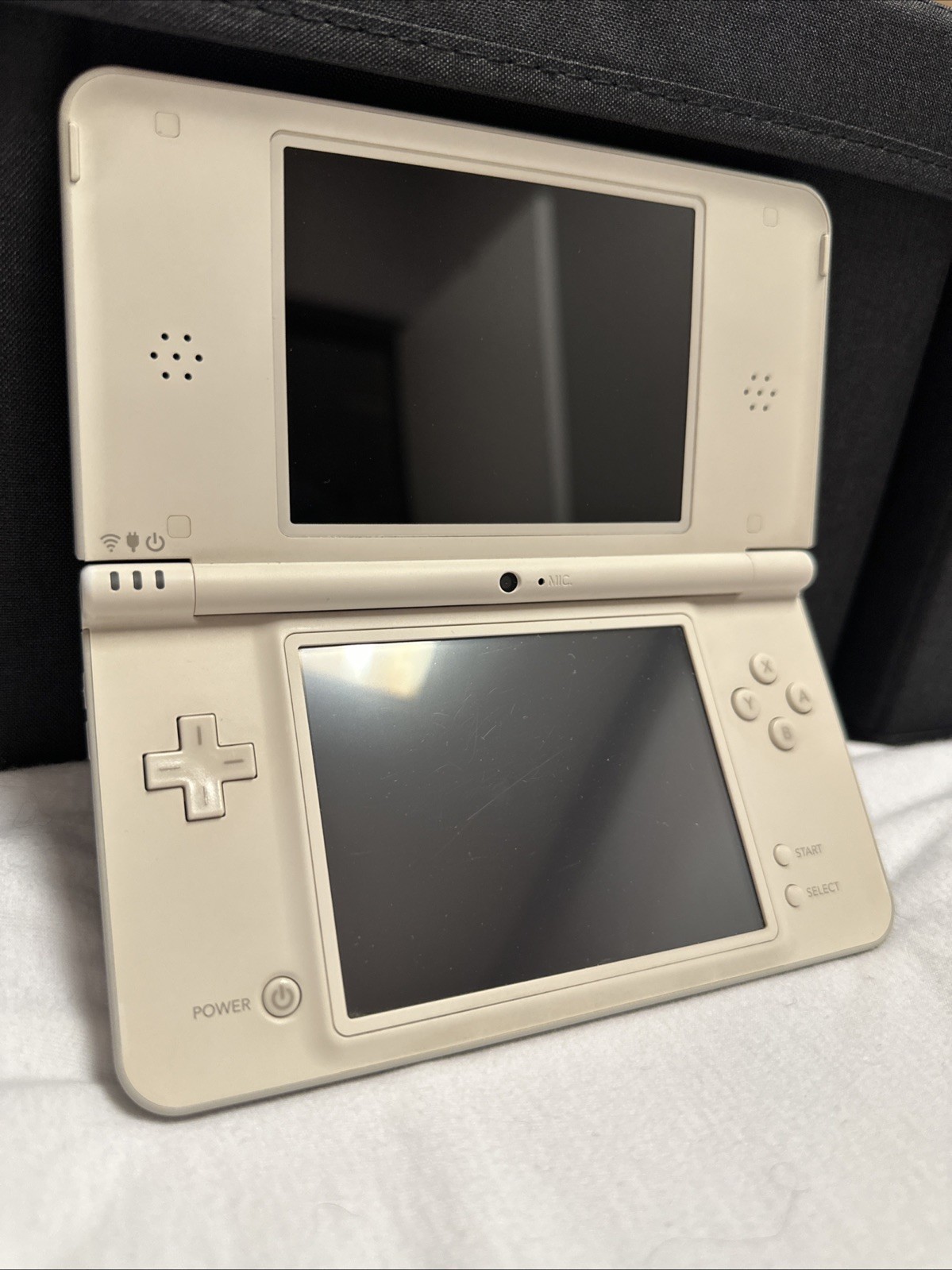 Nintendo DSi LL/XL – Natural White
