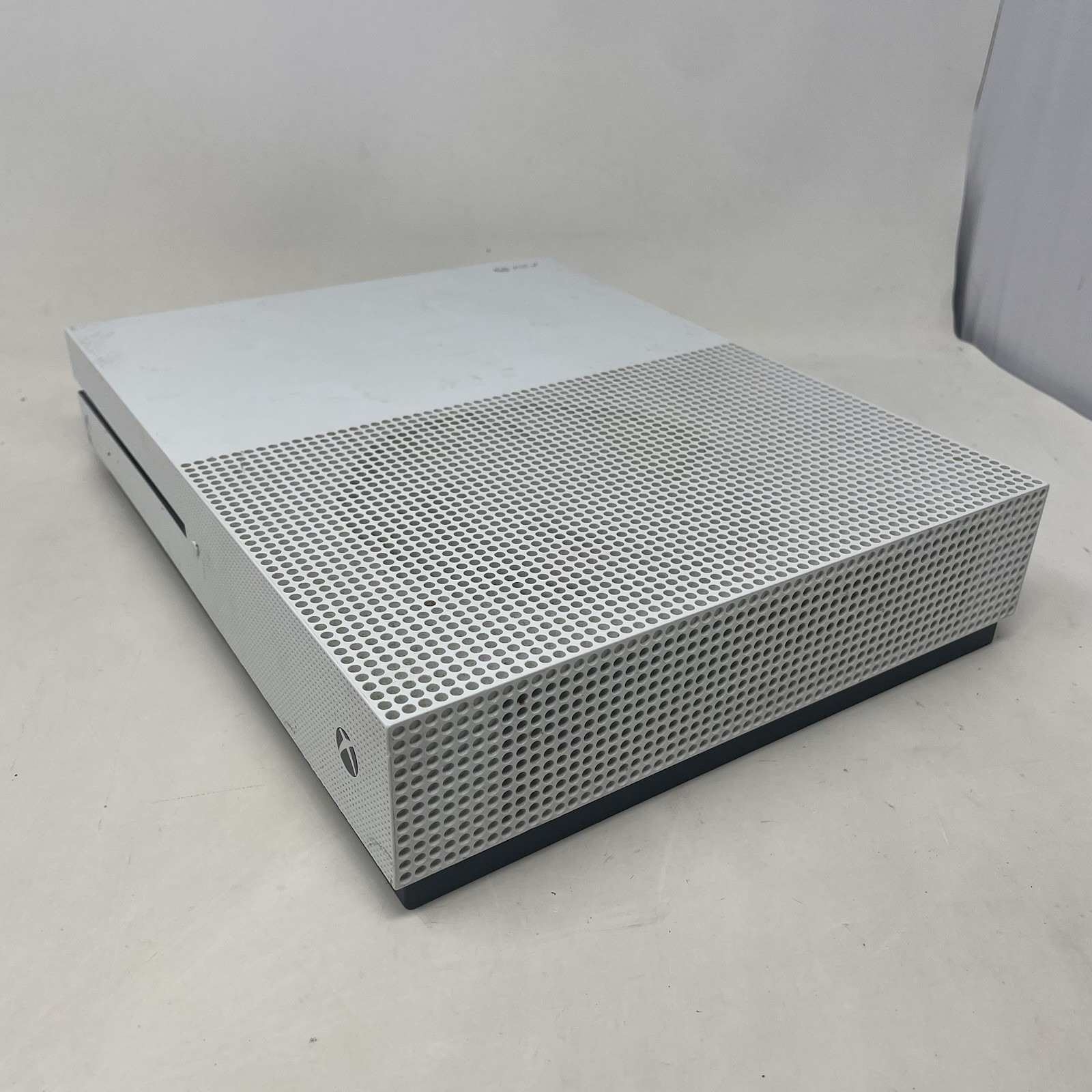 NO POWER – Xbox One S 500GB Model 1681 – FOR PARTS OR REPAIR With Controller
