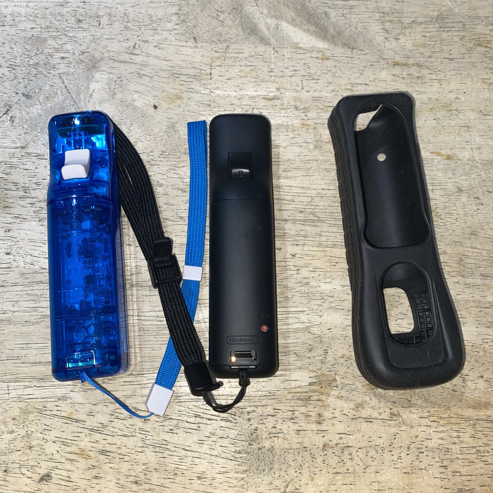 Nintendo Wii Console RVL-101 Black System with 2 Remotes, Sensor Bar Etc