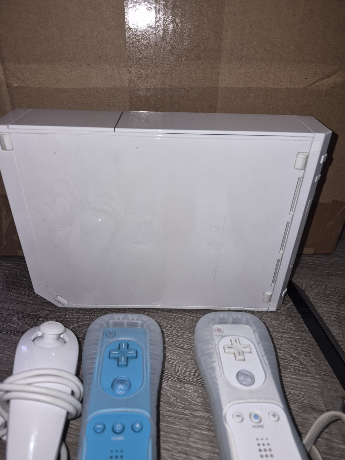 Nintendo Wii RVL-001 Gamecube Compatible w/ Cords and 2 Controllers TESTED