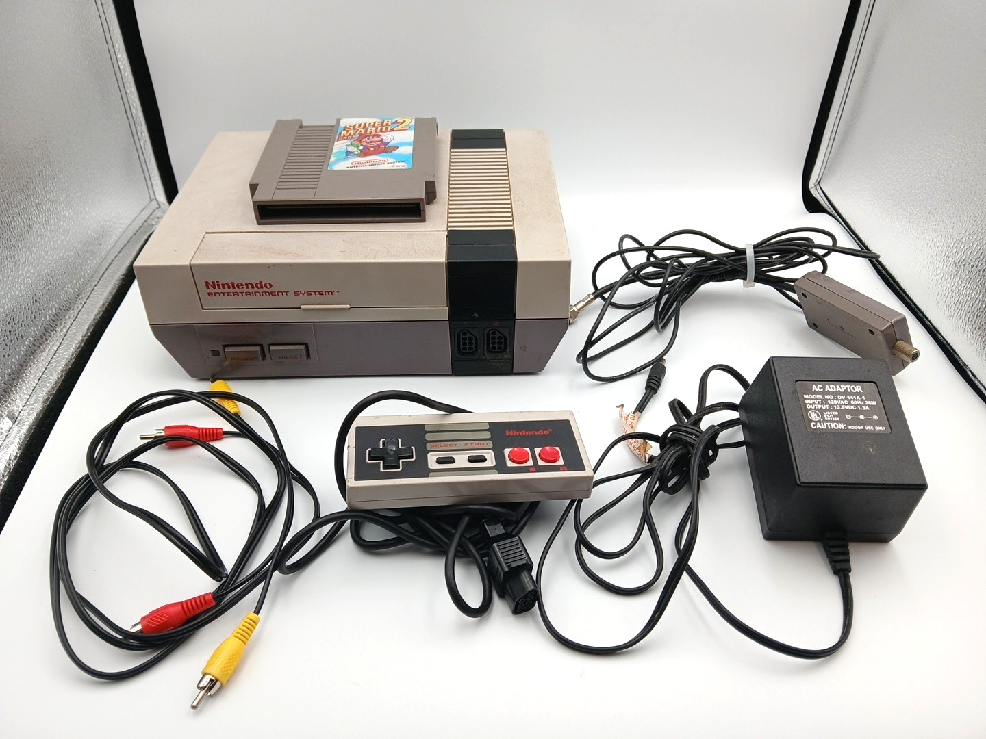 Nintendo NES-001 System PARTS ONLY Console Cords Super Mario 2 NOT WORKING