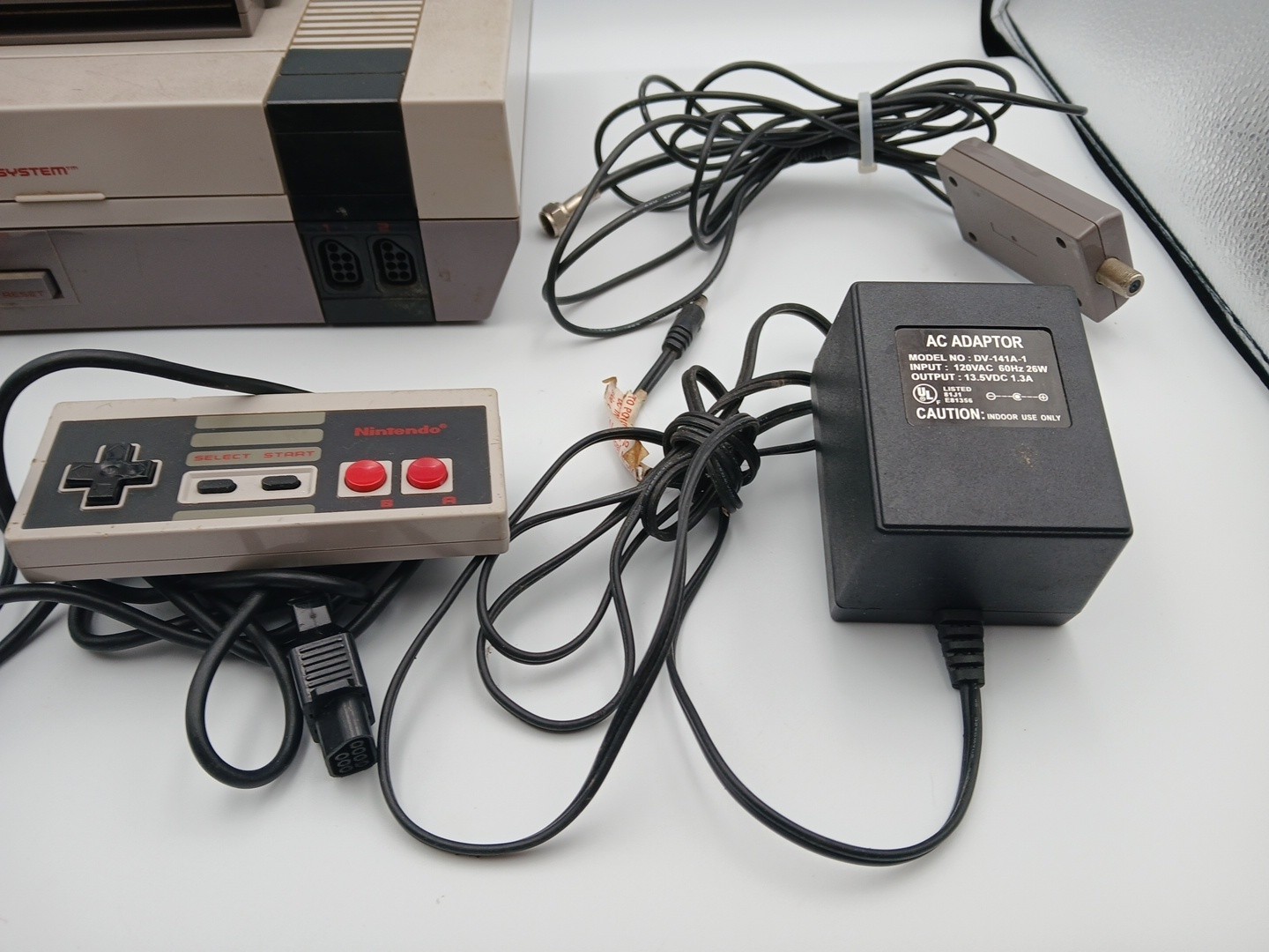 Nintendo NES-001 System PARTS ONLY Console Cords Super Mario 2 NOT WORKING
