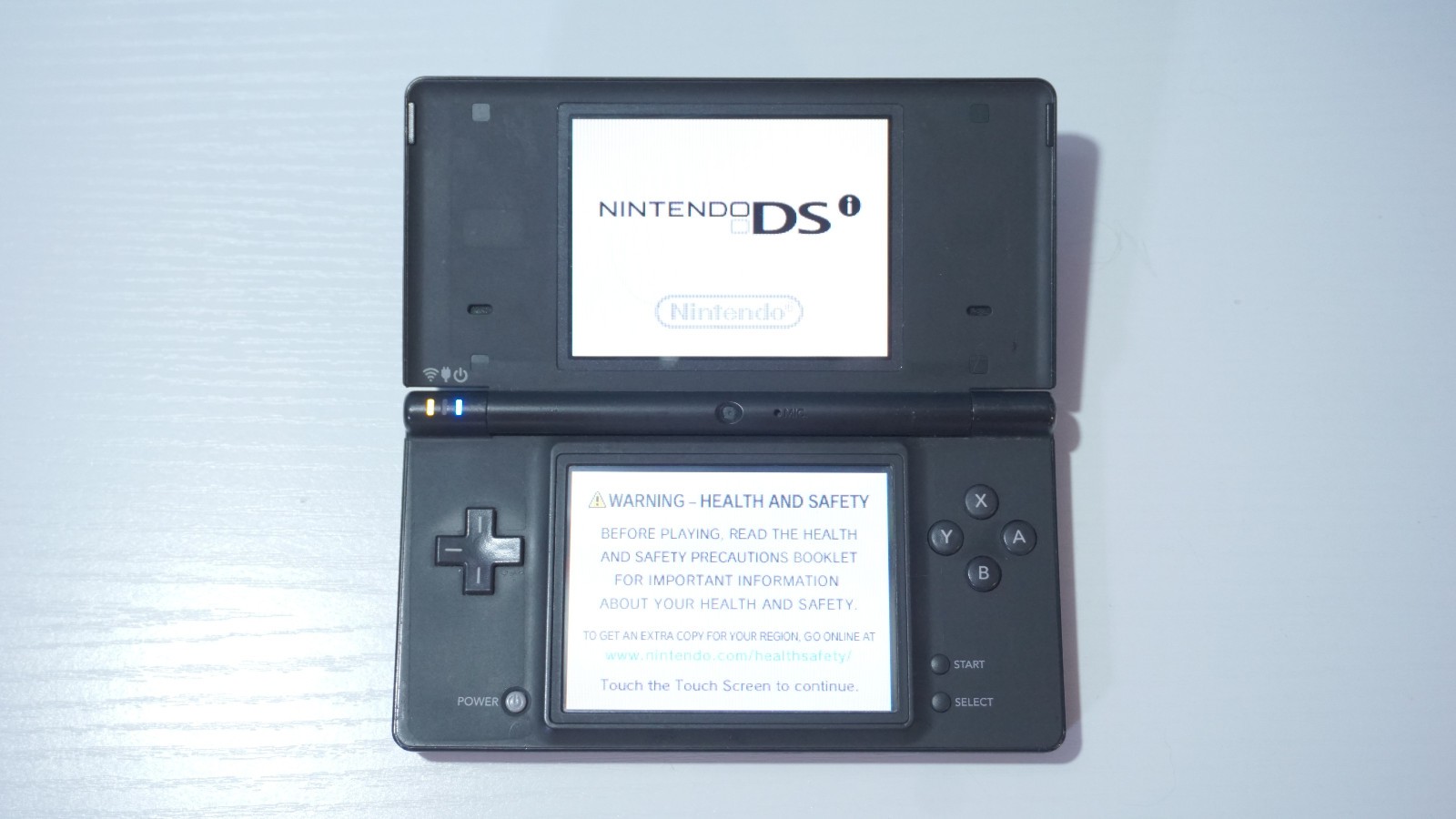 Black Nintendo DSi Handheld Video Game Console TWL-001 with Charger & Stylus Pen