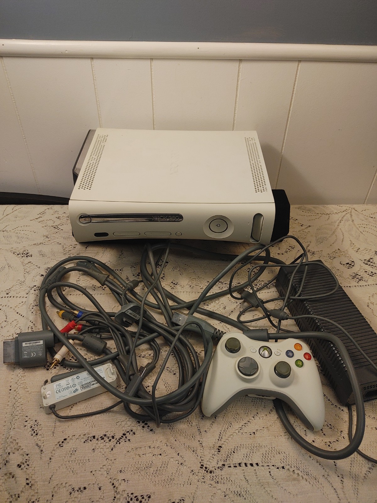 Xbox 360 Console With 120 GB Hard Drive (NOT READING GAMES) w/ Controller +Games